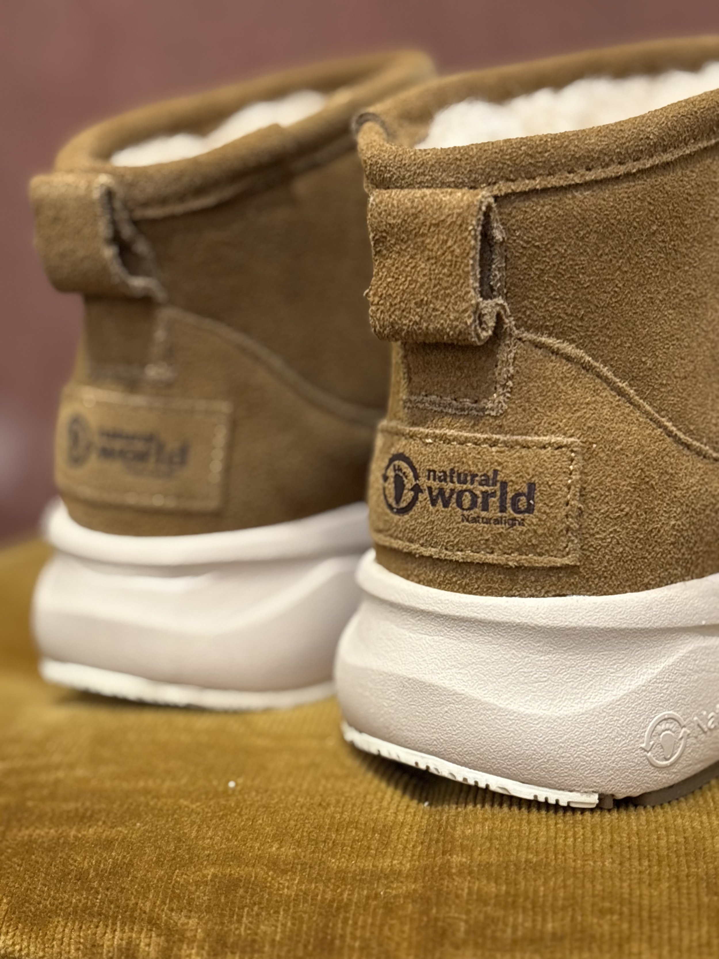 Botas Altai de Natural World piel de serraje color cuero o mostaza forro de lana natural suela antideslizante