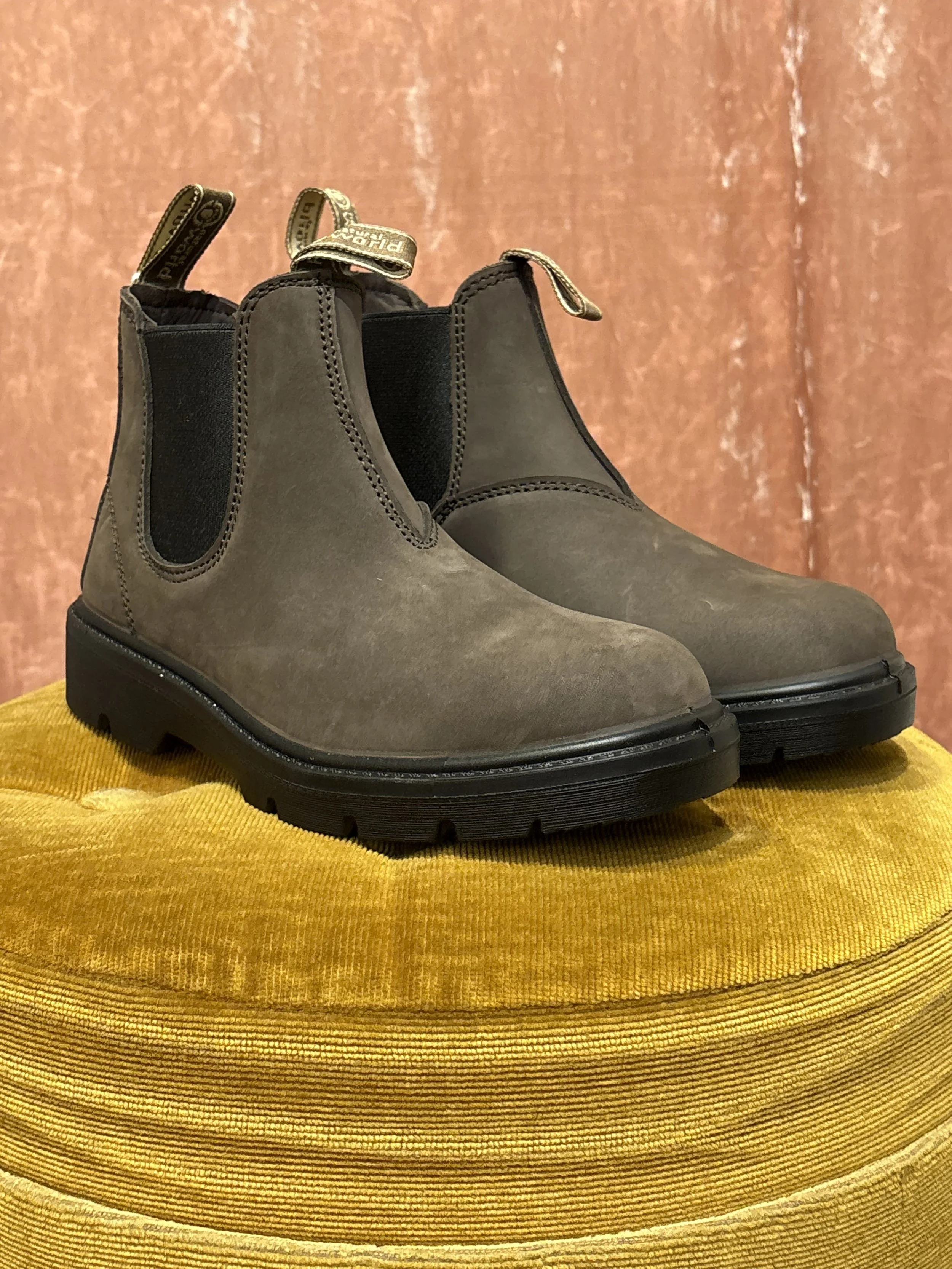 Botas "CHELSEA KARA" nobuck marrón.