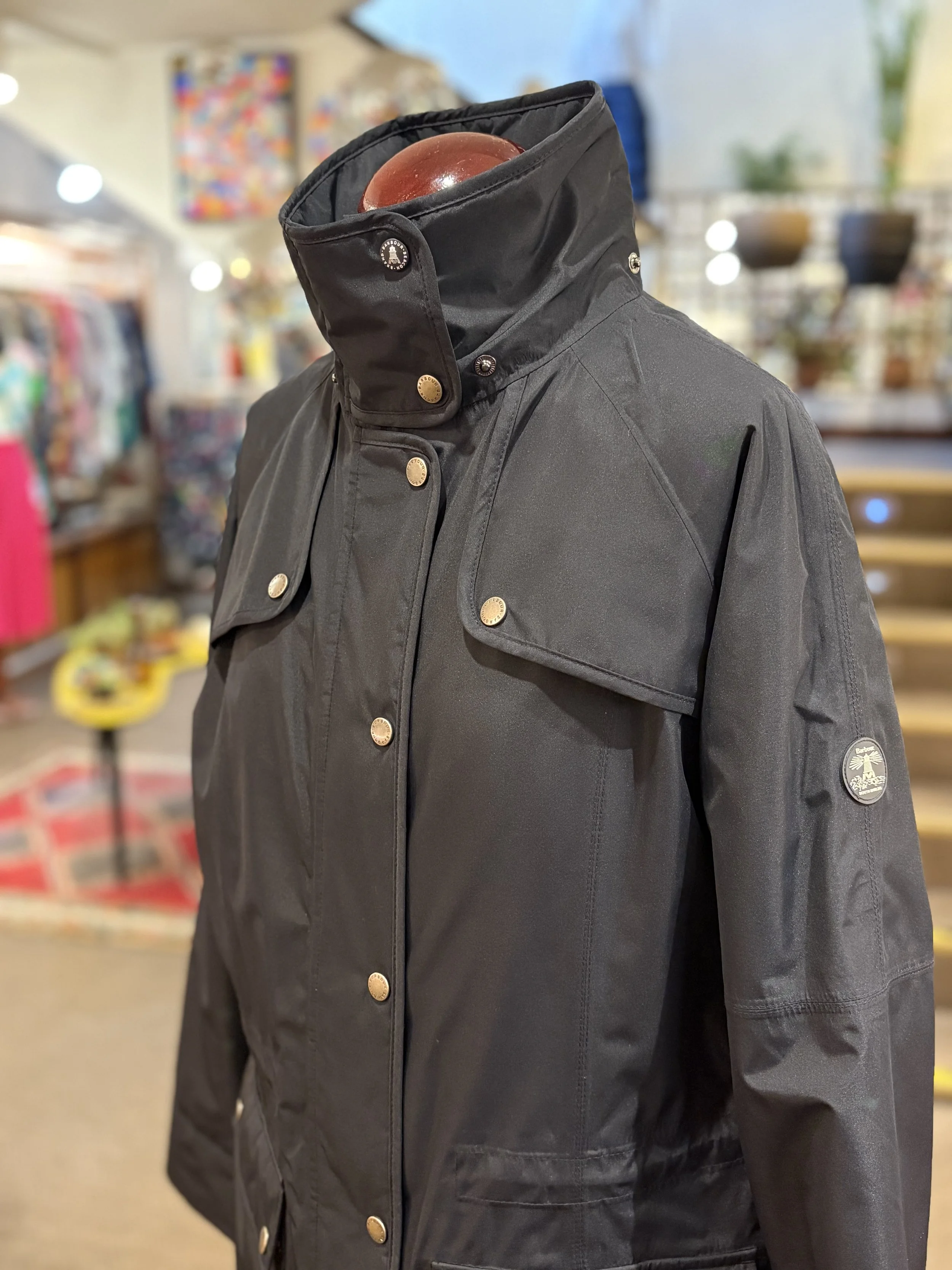 Chaqueta Barbour técnica impermable en color navy forro acolchado años 2000