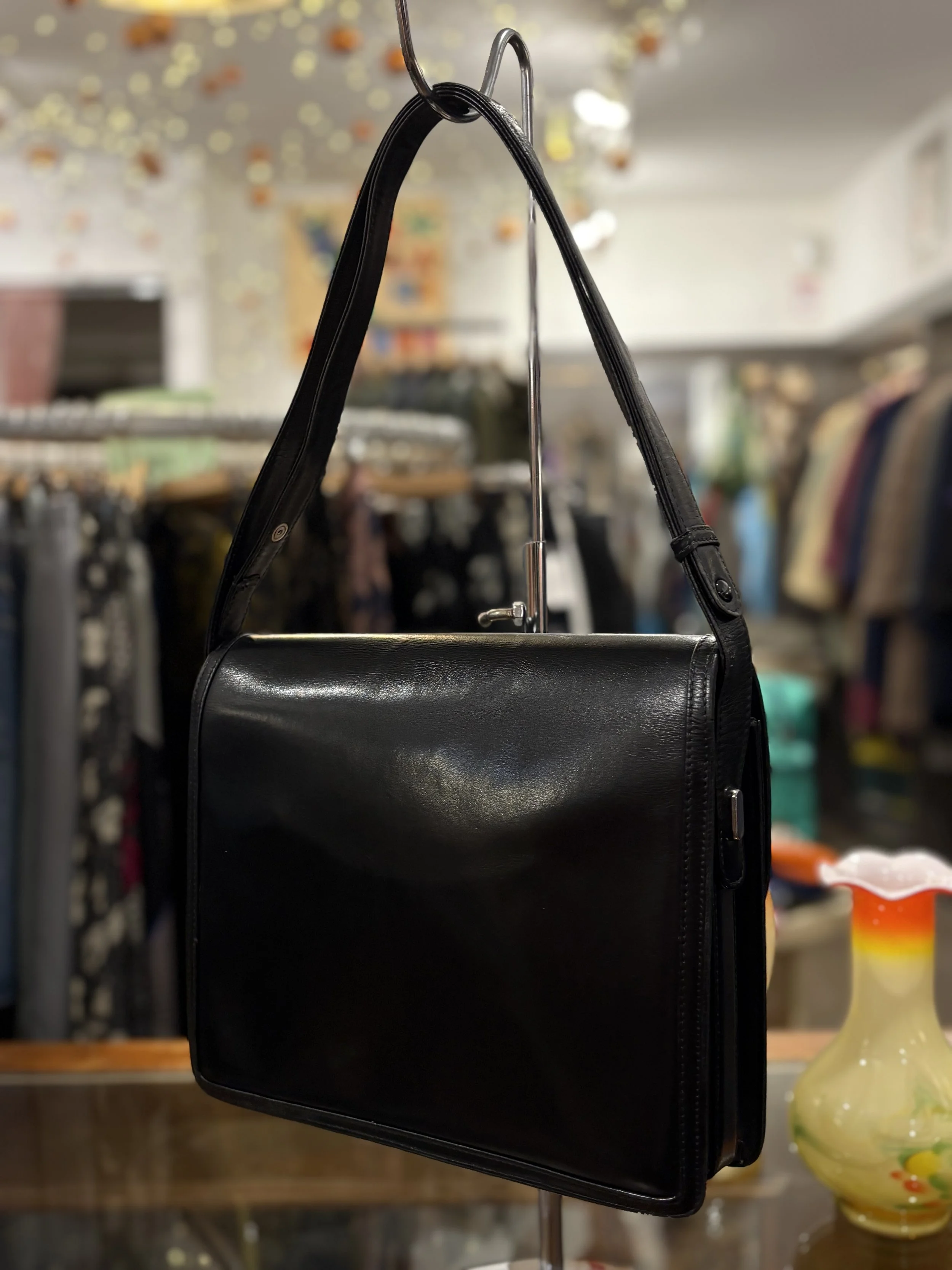 Bolso vintage Gucci estructurado de piel en color negro años 70/80