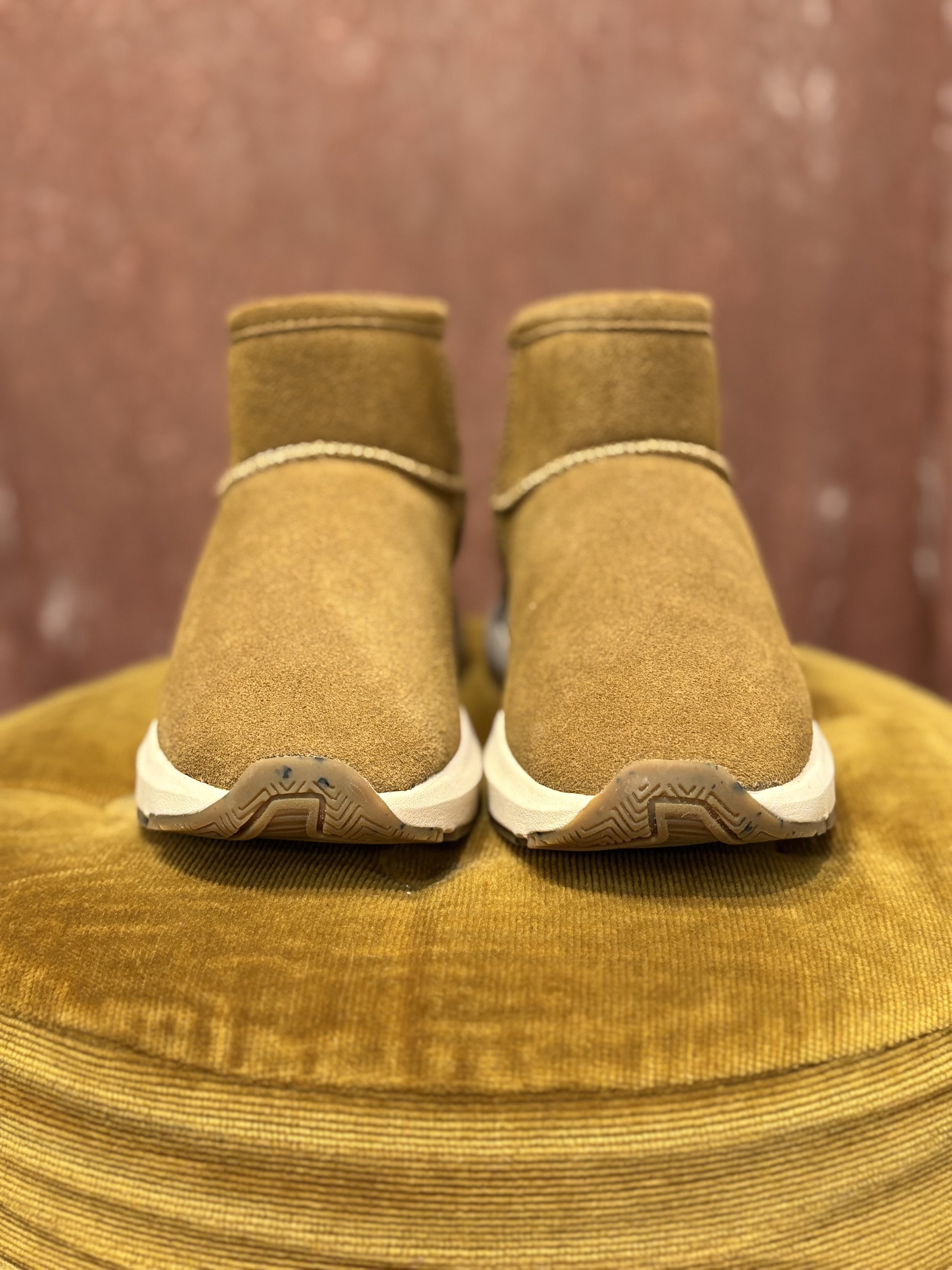 Botas Altai de Natural World piel de serraje color cuero o mostaza forro de lana natural suela antideslizante