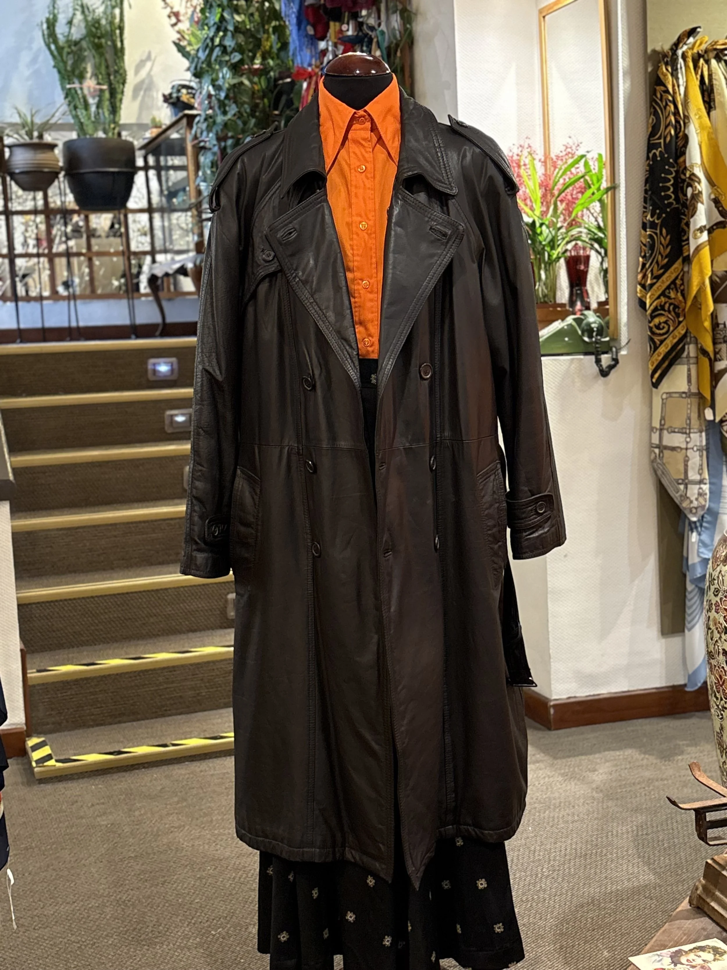 Gabardina trench vintage de piel de napa color negro años 80 made in germany