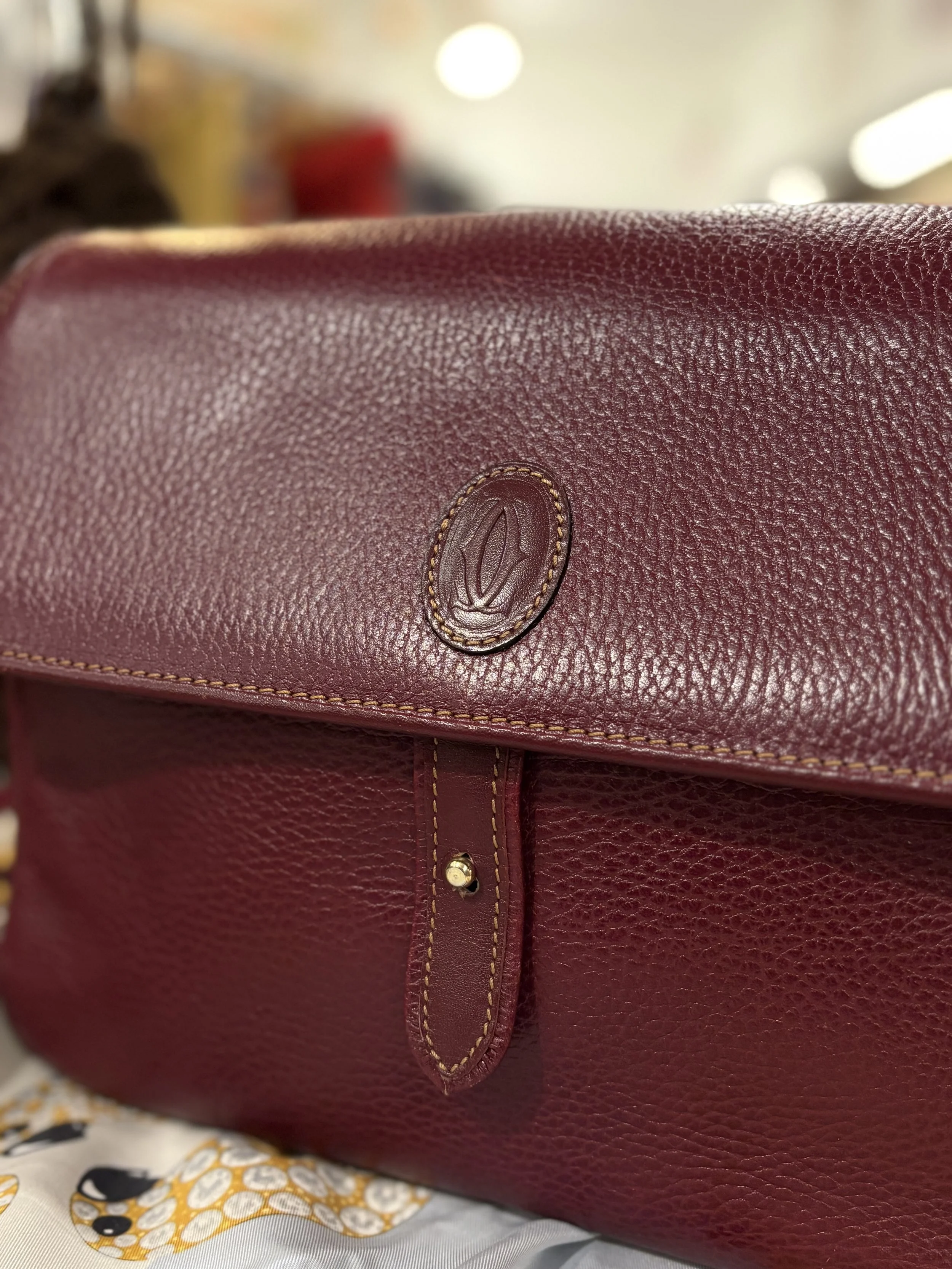 Bolso vintage de Cartier colección Must de Cartier en cuero granulado color burdeos años 80/90