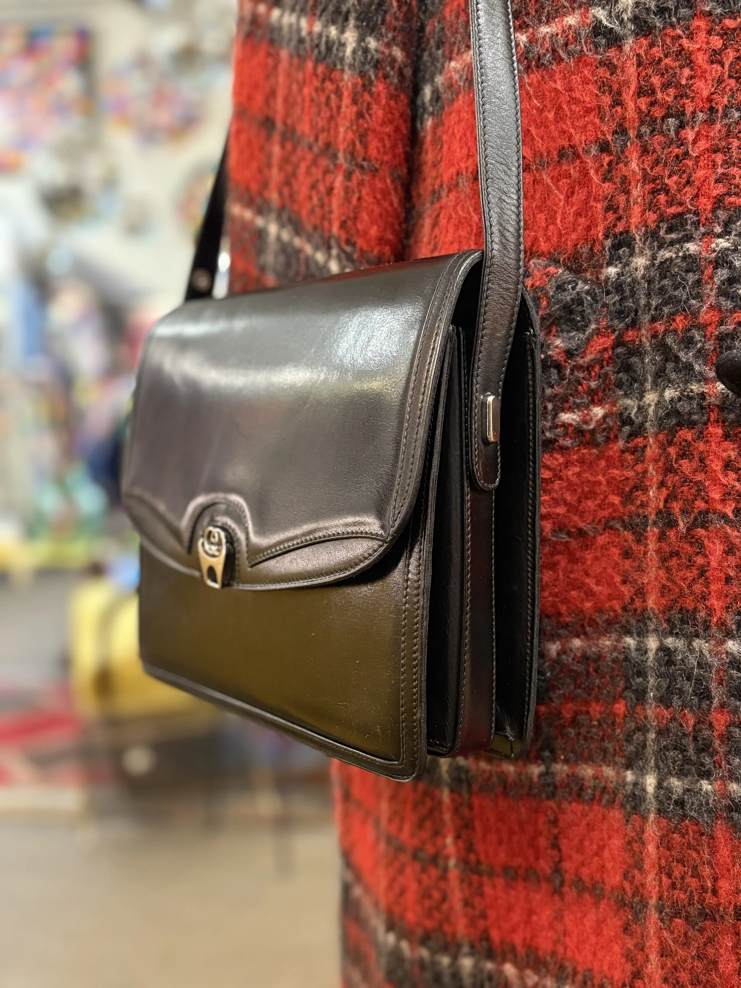 Bolso vintage Gucci estructurado de piel en color negro años 70/80