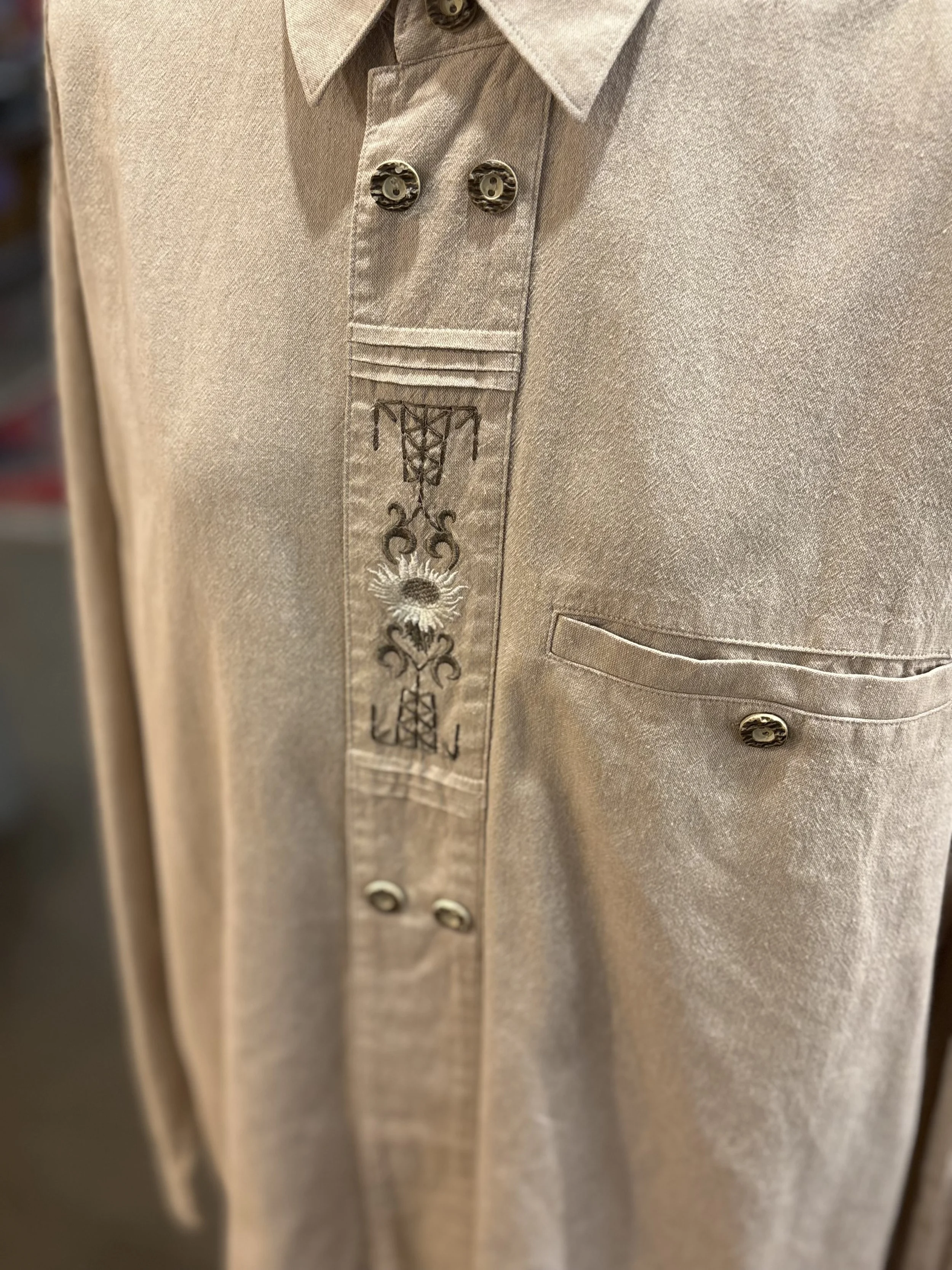 Camisa vintage tirolesa de Alpenland en beige oscuro con bordados