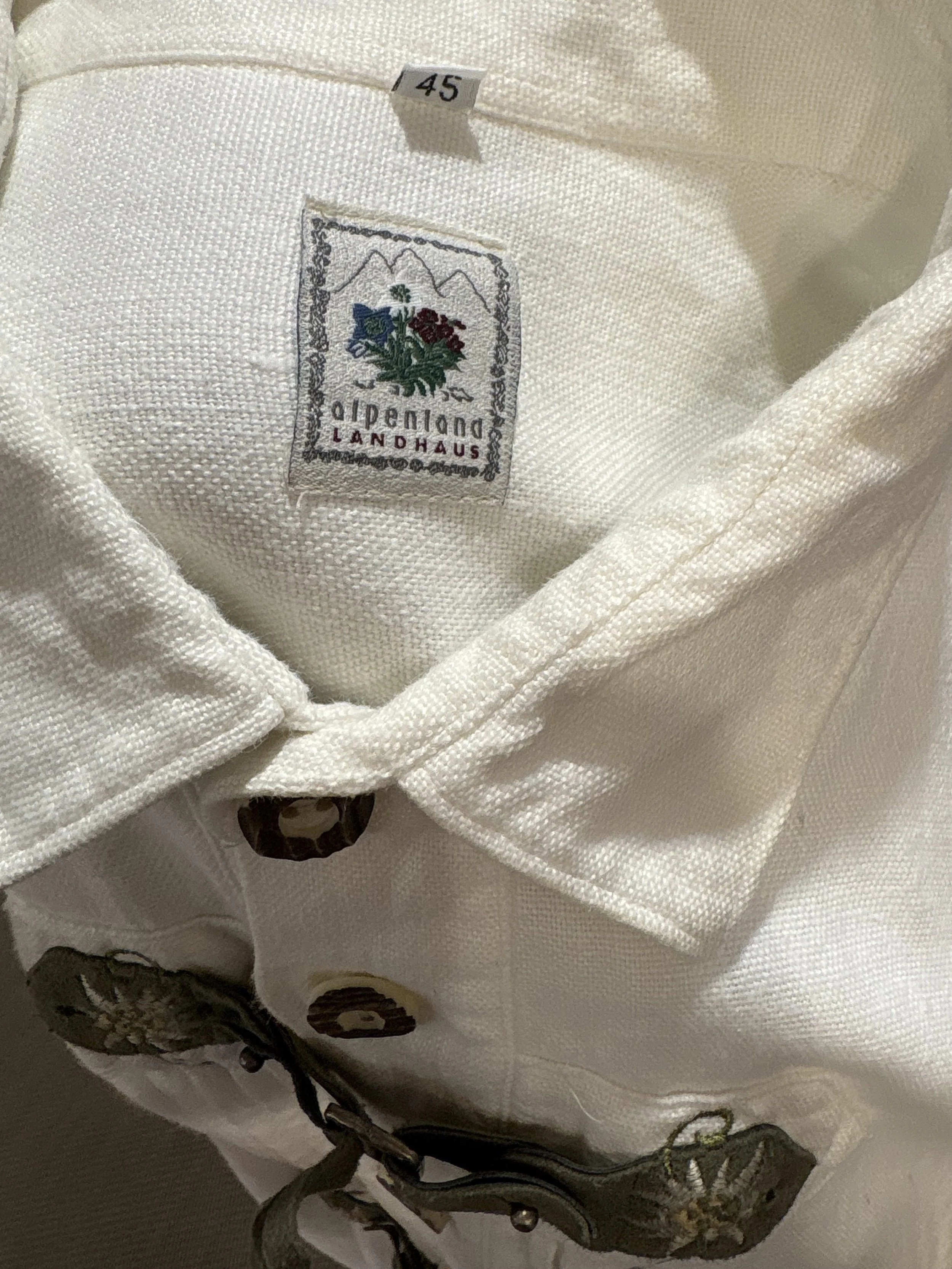 Camisa vintage tirolesa de Alpenland Landhaus en blanco crudo con bordados y cierre de piel