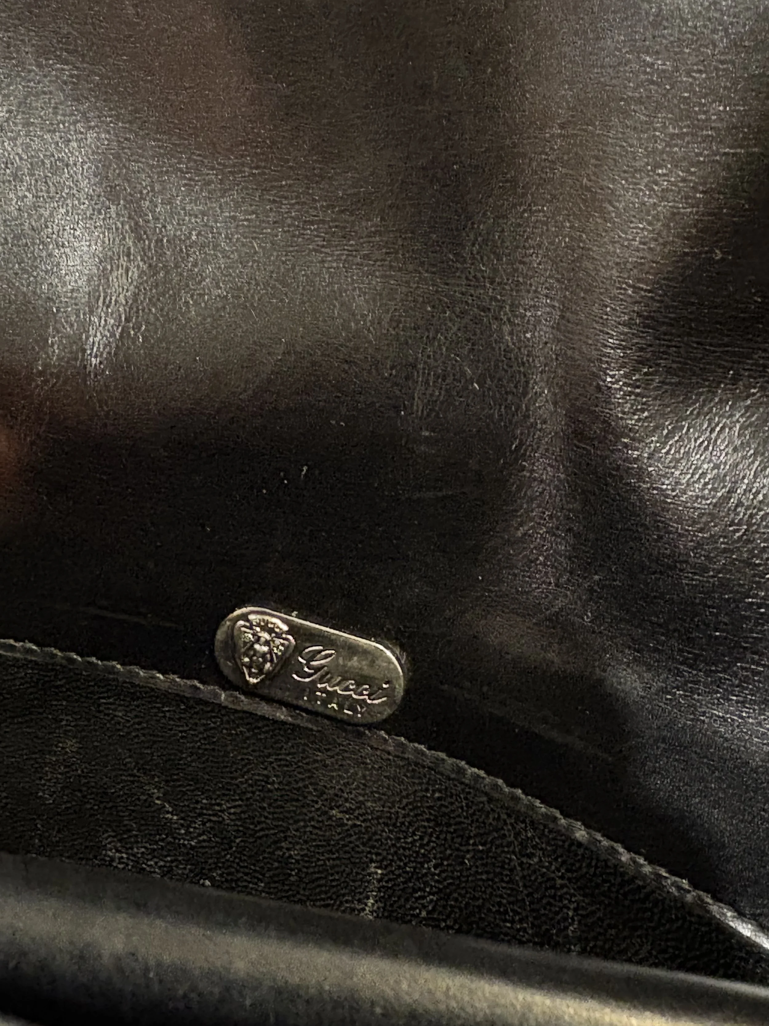 Bolso vintage Gucci estructurado de piel en color negro años 70/80 placa metalica interior de Gucci italy