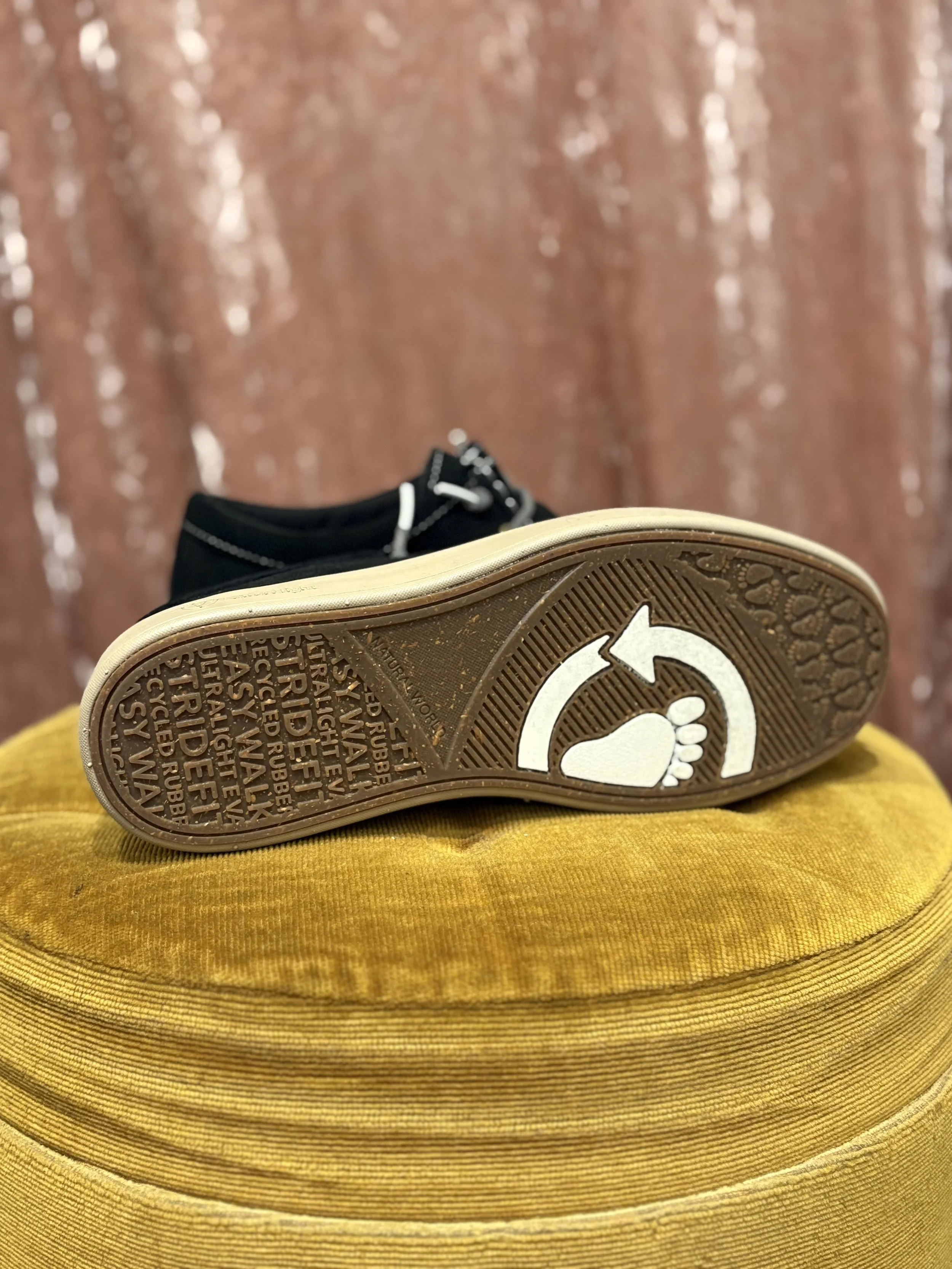 Zapatos Wallabe Mazama de Natural World en piel serraje de color negro repelentes al agua y suela eva super ligera