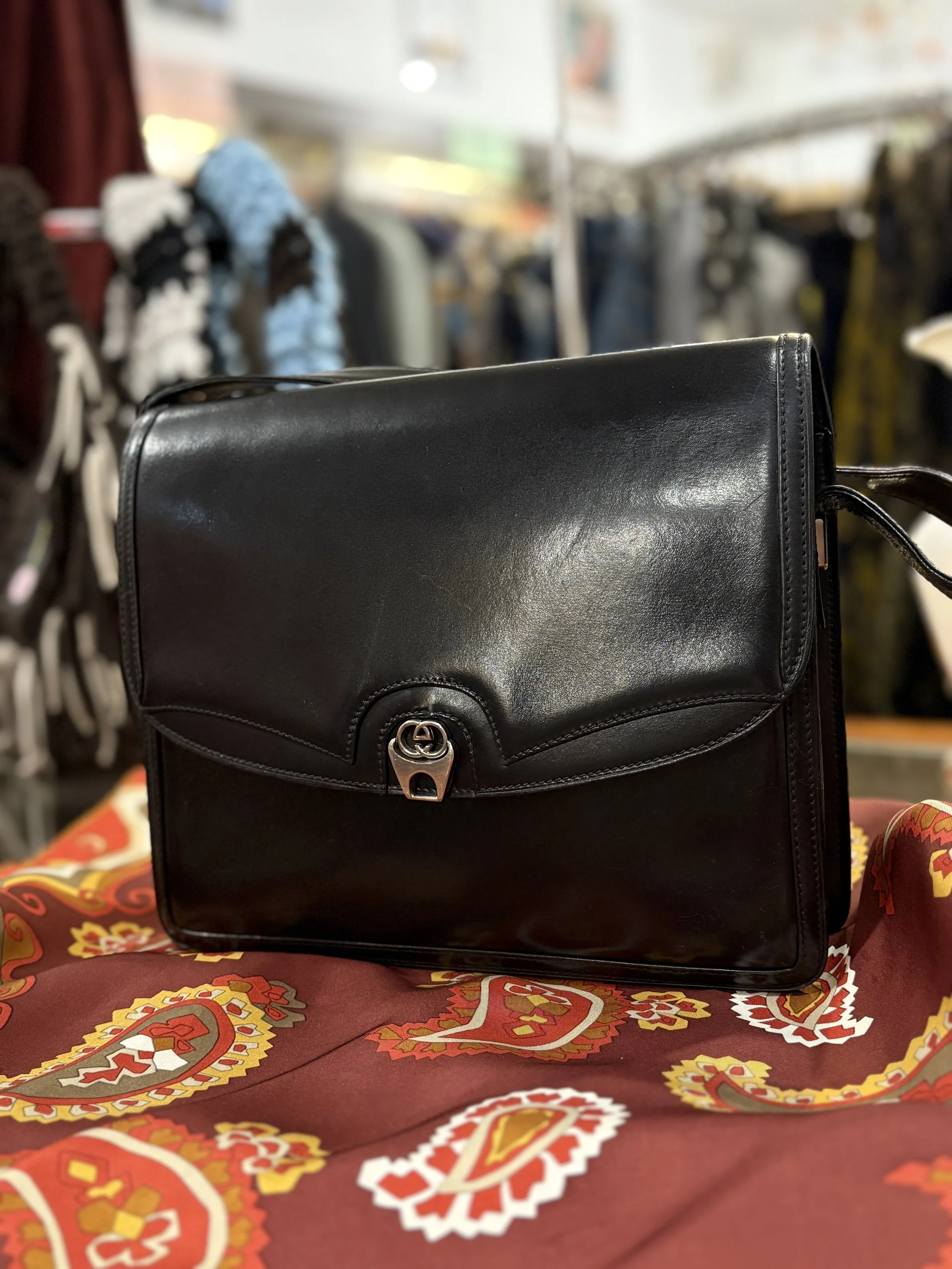 Bolso vintage Gucci estructurado de piel en color negro años 70/80