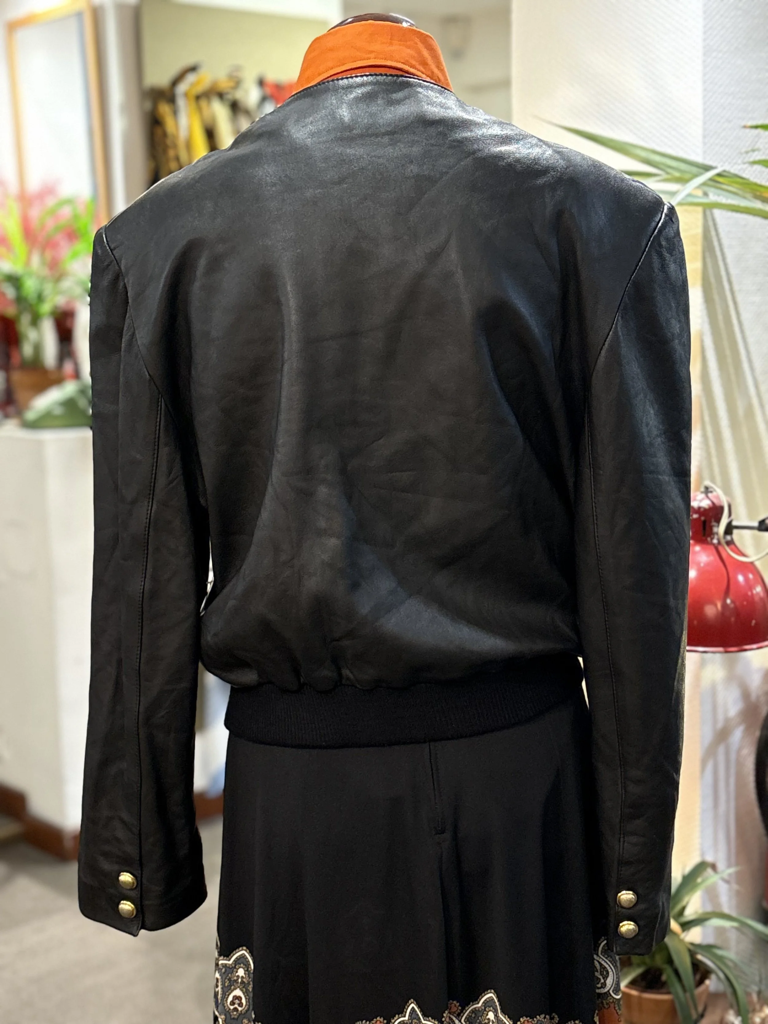 Chaqueta vintage de piel de napa con detalles dorados decorativos años 90