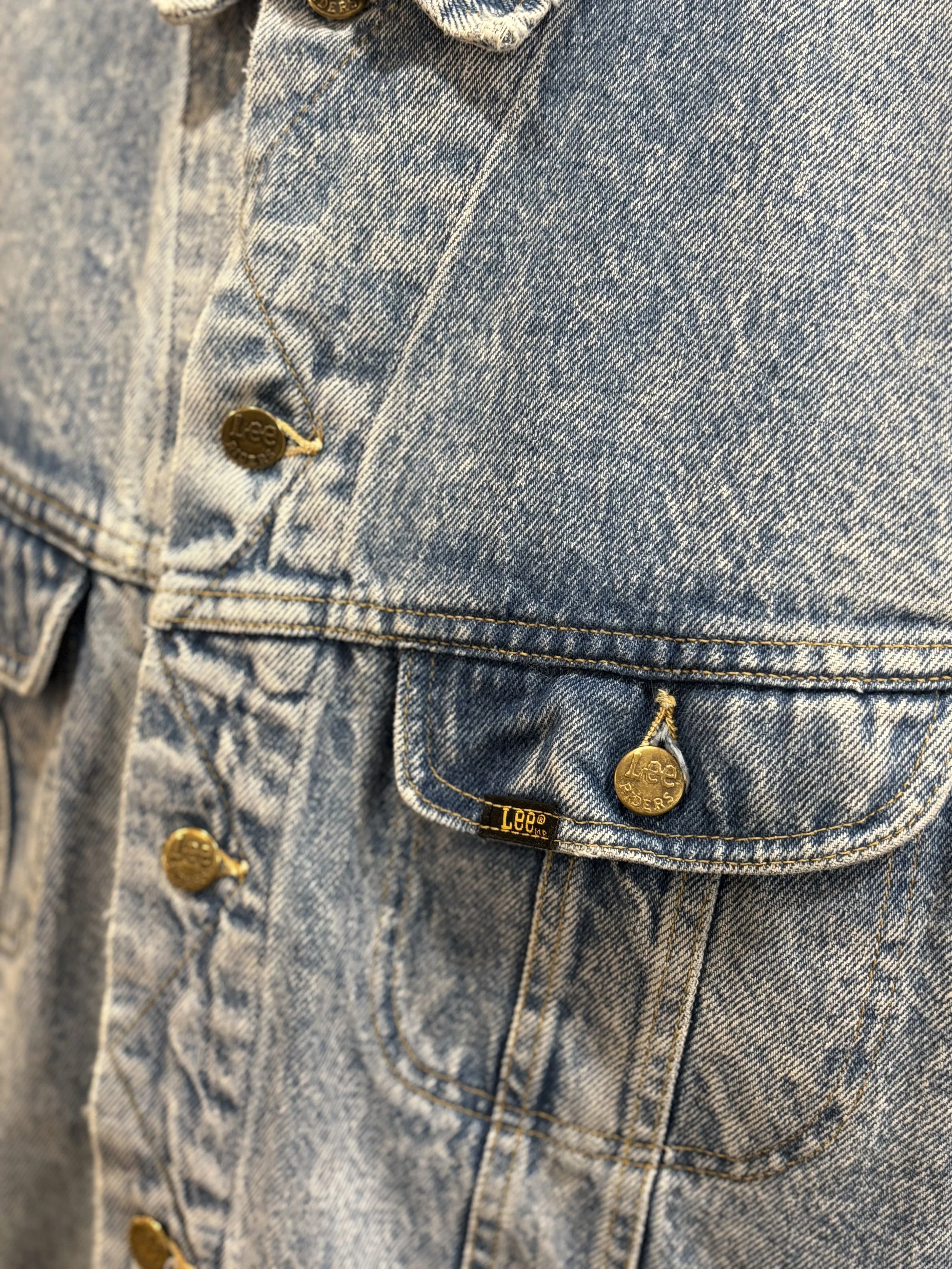 Vintage denim jacket de LEE Riders años 90 bolsillos laterales acid wash