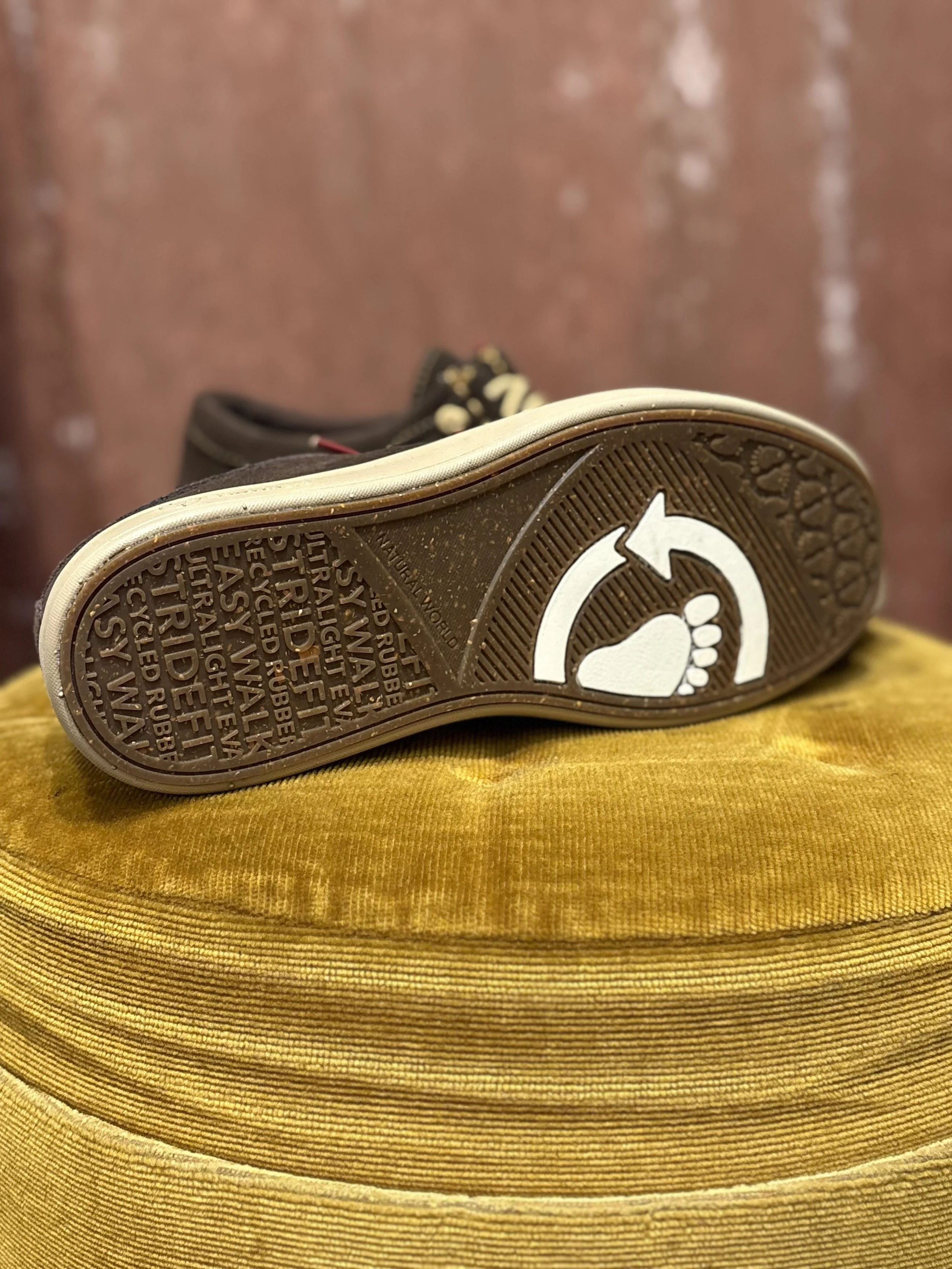 Zapatos ecofriendly estilo wallabee de Natural World en piel serraje color marrón impermeables