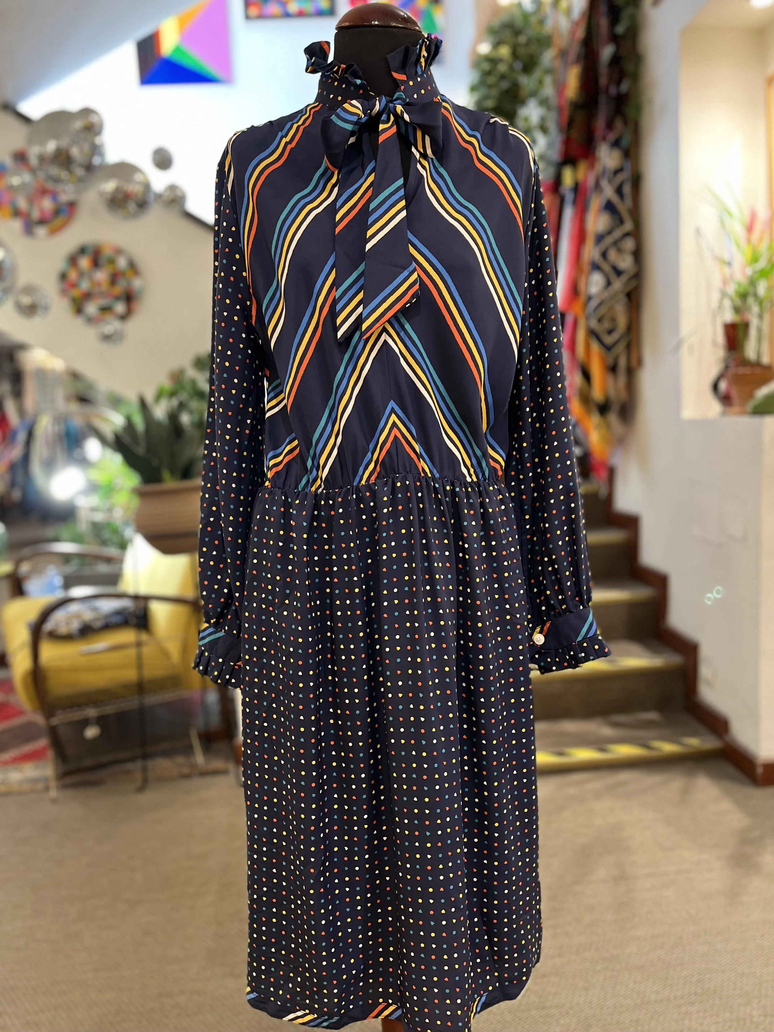 Vestido vintage con cuello lazada años 80 estampado multicolor vintage dresses