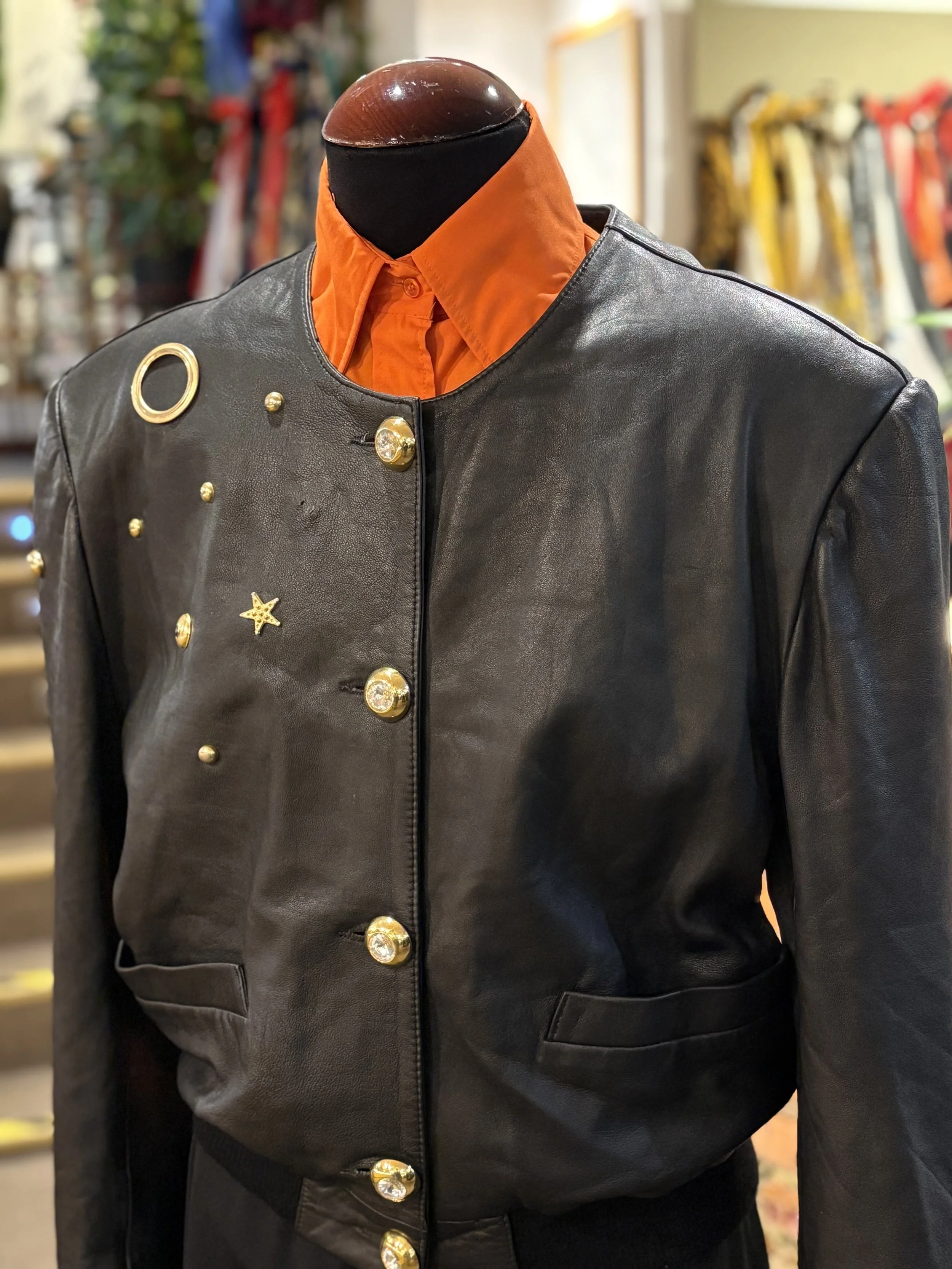 Chaqueta vintage de piel de napa con detalles dorados decorativos años 90
