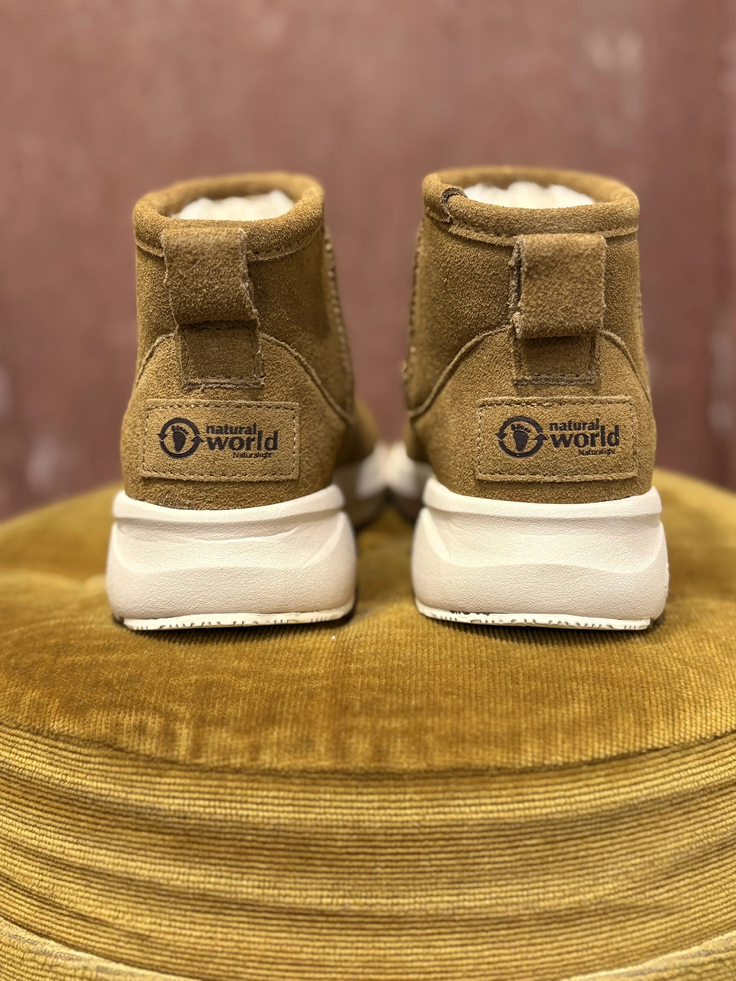 Botas Altai de Natural World piel de serraje color cuero o mostaza forro de lana natural suela antideslizante