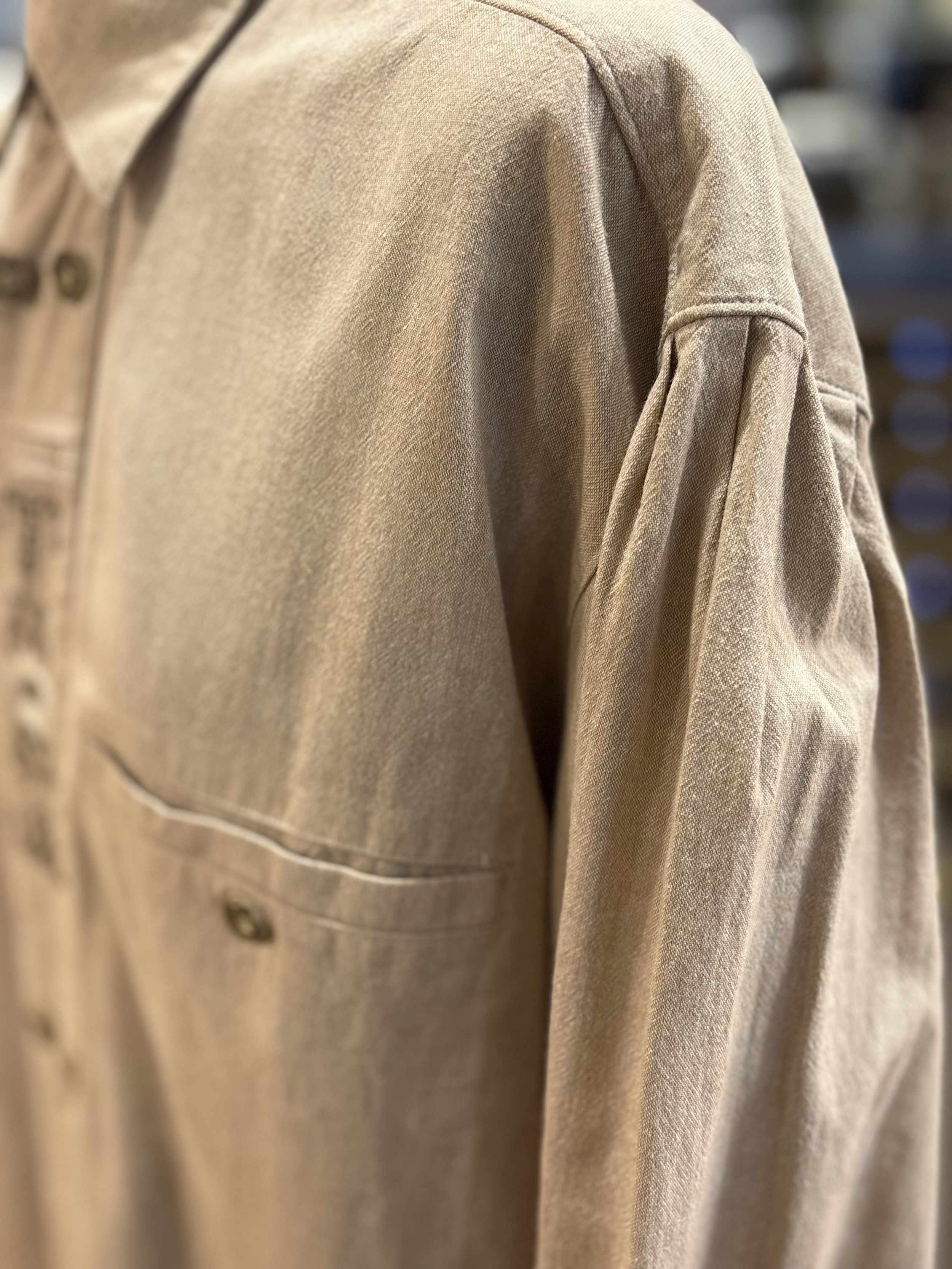 Camisa vintage tirolesa de Alpenland en beige oscuro con bordados y pliegues en hombros