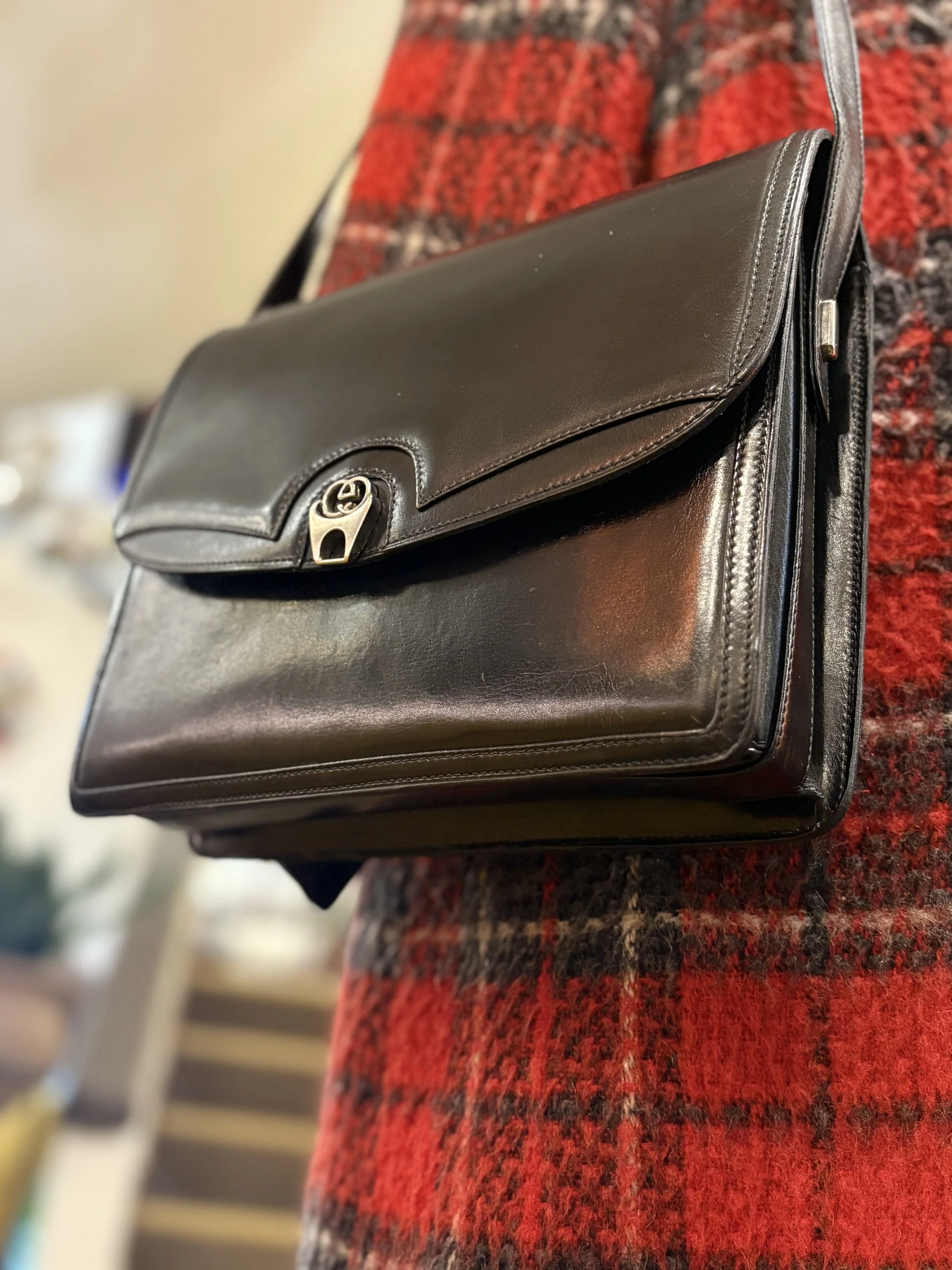 Bolso vintage Gucci estructurado de piel en color negro años 70/80