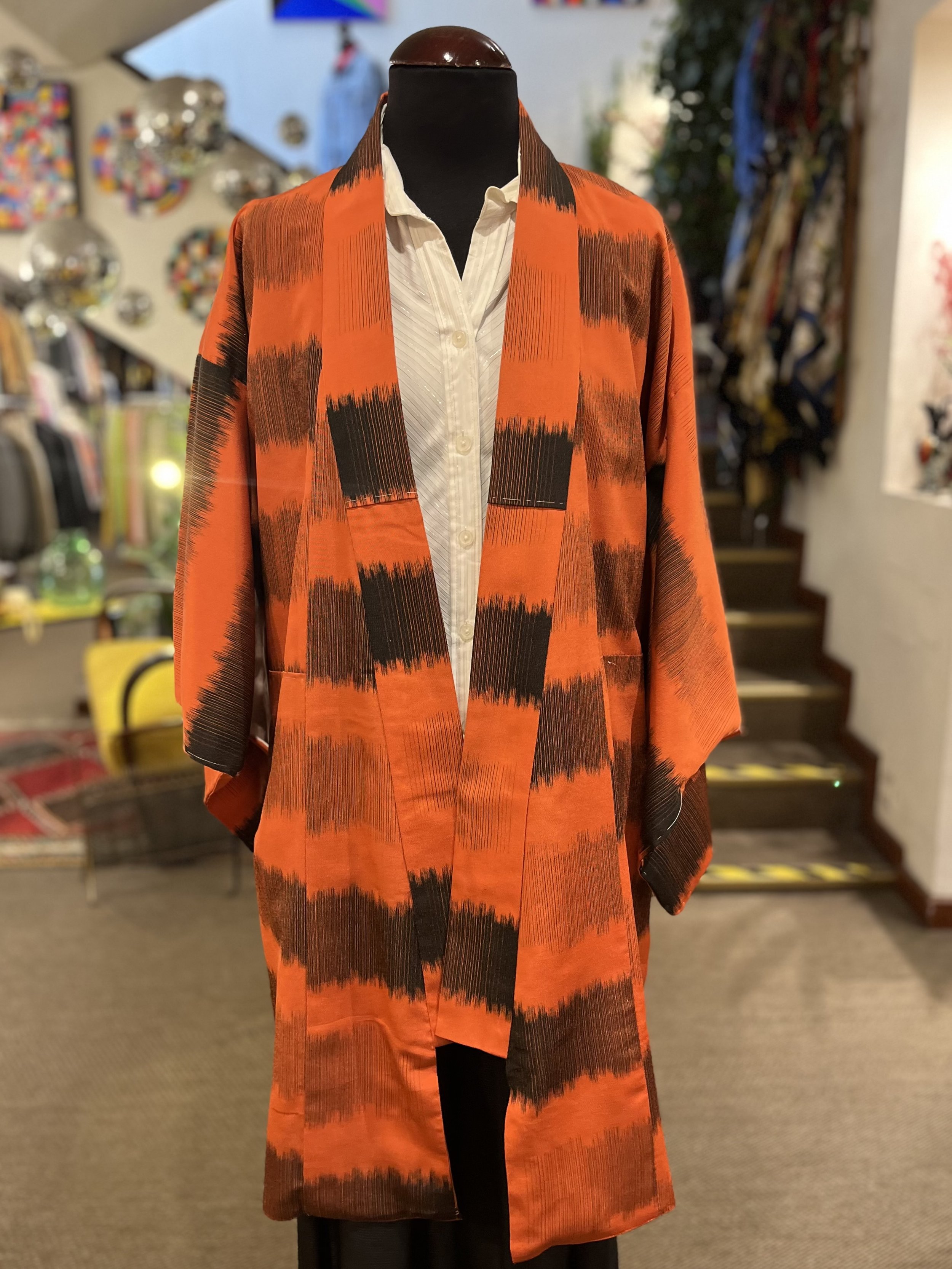 kimono vintage japones en tonos naranjas y negros