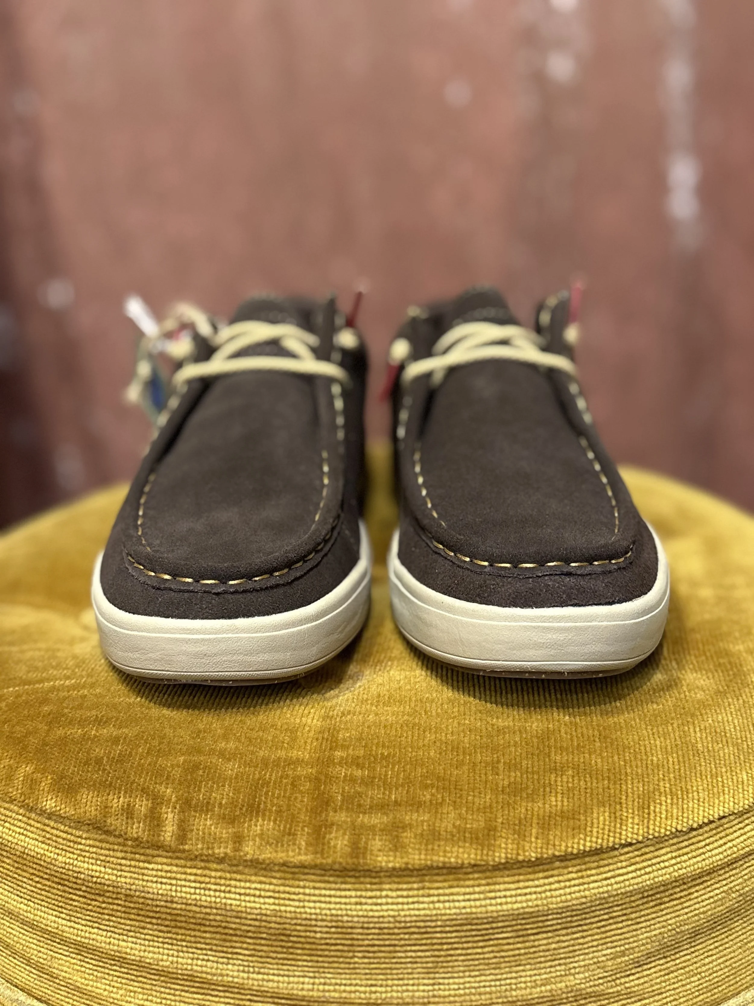 Zapatos ecofriendly estilo wallabee de Natural World en piel serraje color marrón impermeables