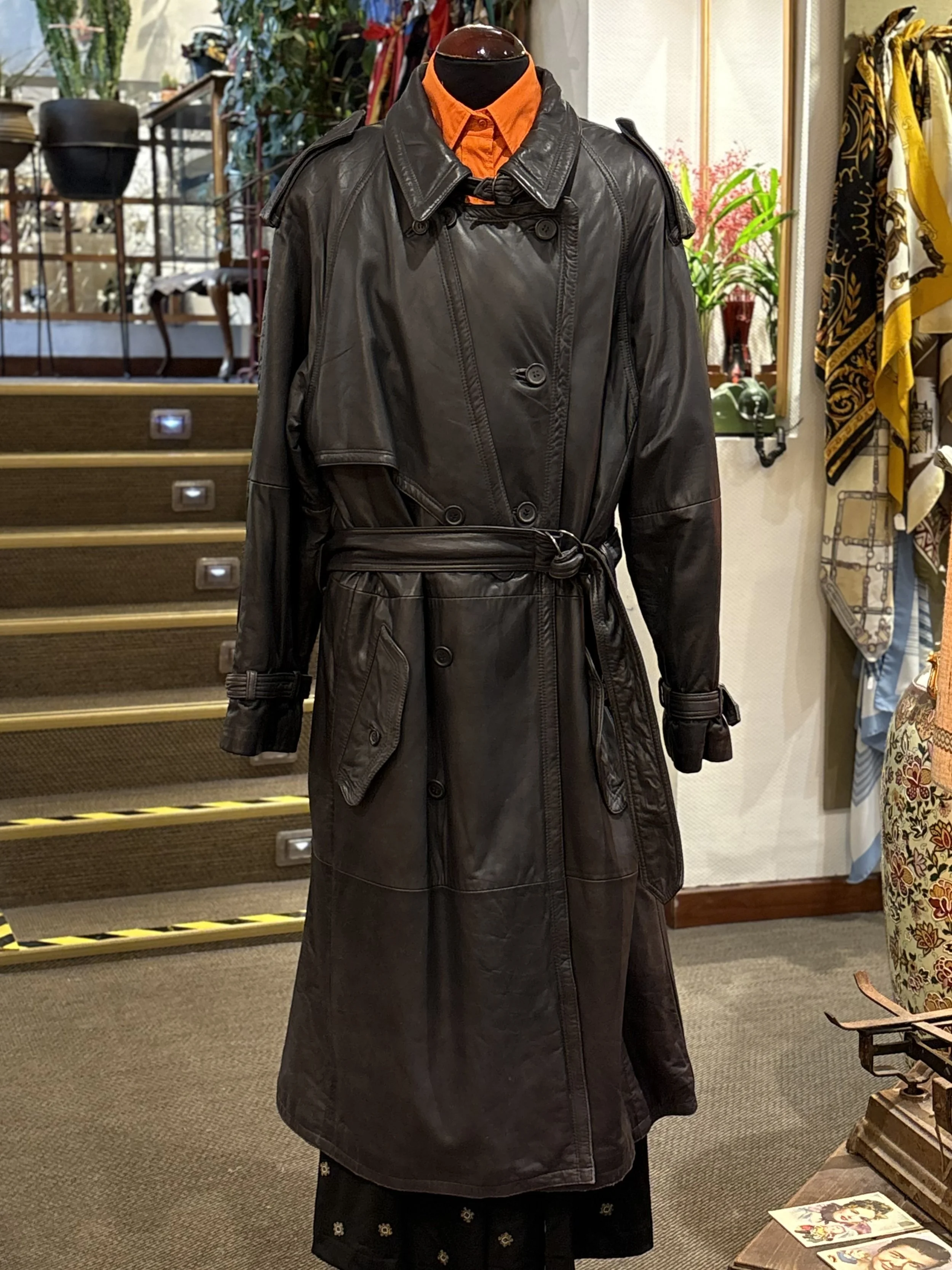 Gabardina trench vintage de piel napa en color negro años 80