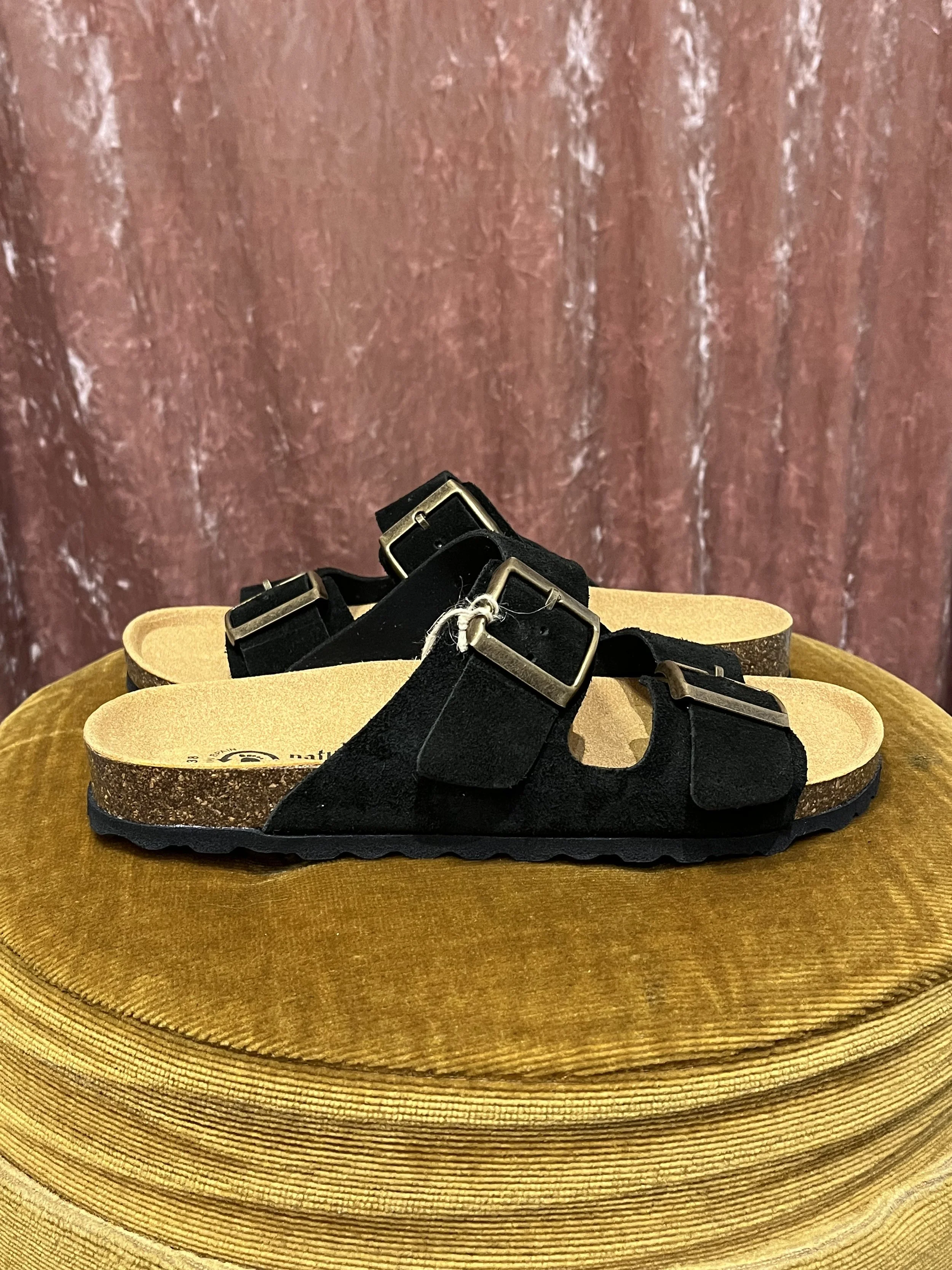 Sandalia de piel de Natural World en color negro ecofriendly sandalia vegana