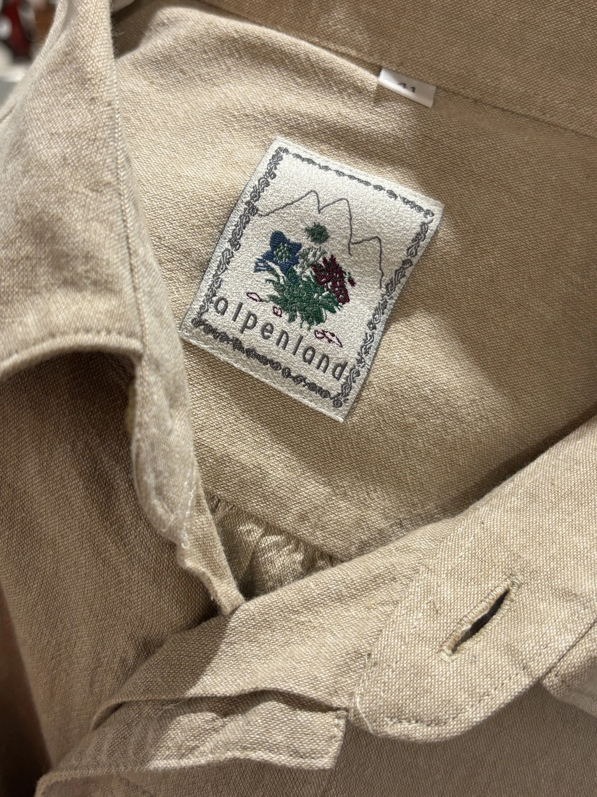 Camisa vintage tirolesa de Alpenland en beige oscuro con bordados y pliegues en hombros
