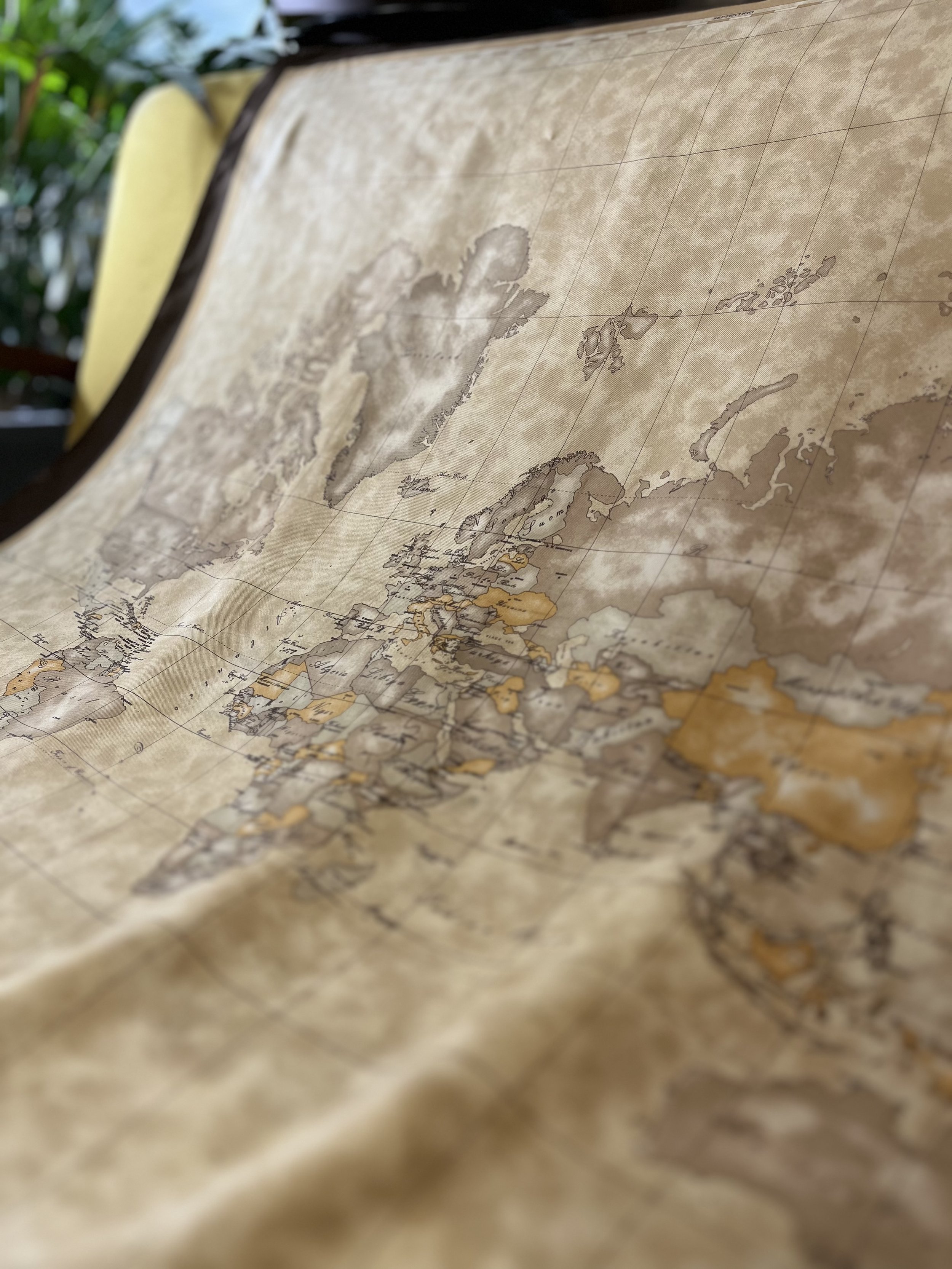 Pañuelo vintage de seda de Alviero Martini años 90 made in italy