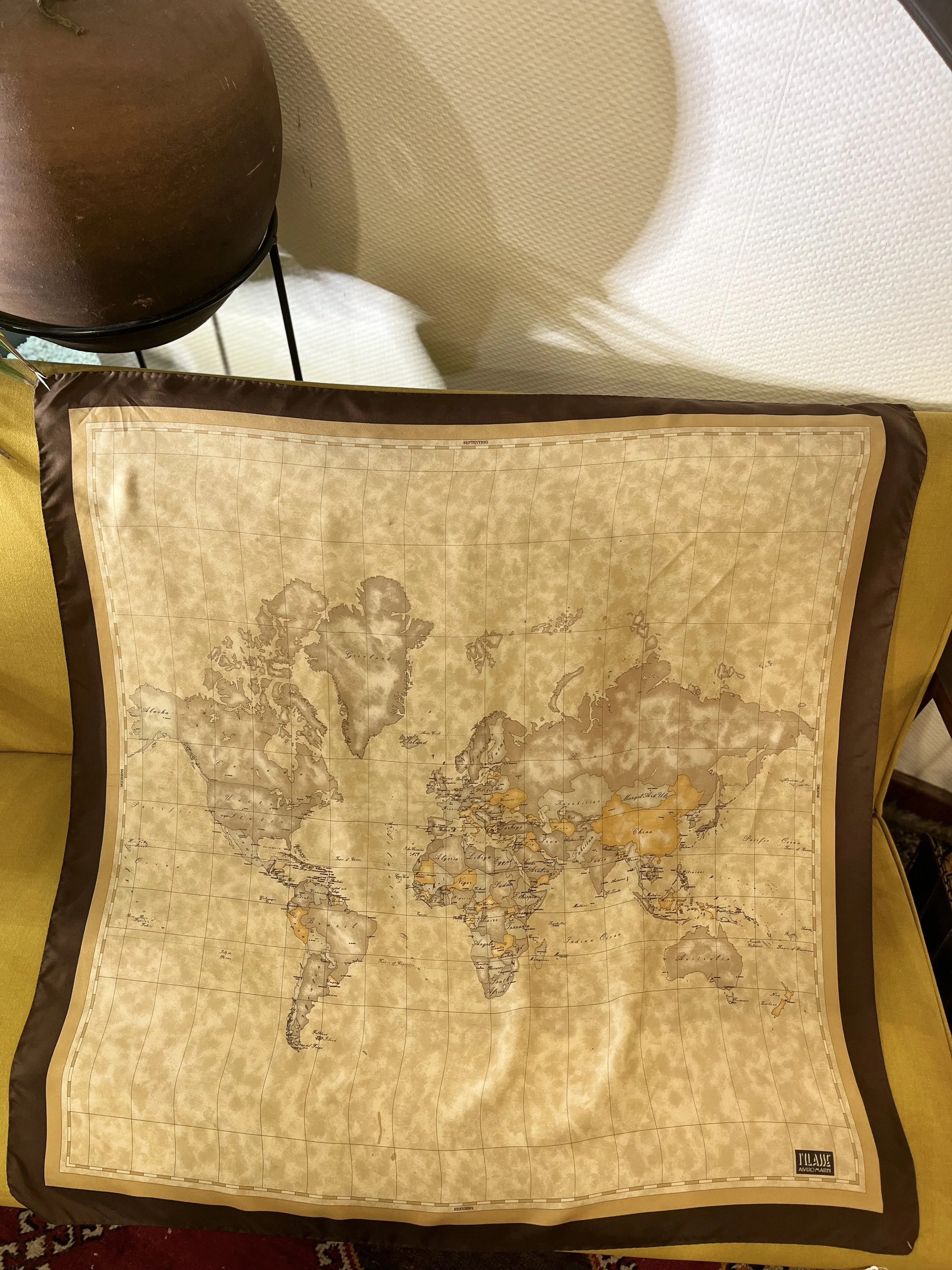 Pañuelo vintage de seda de Alviero Martini años 90 made in italy