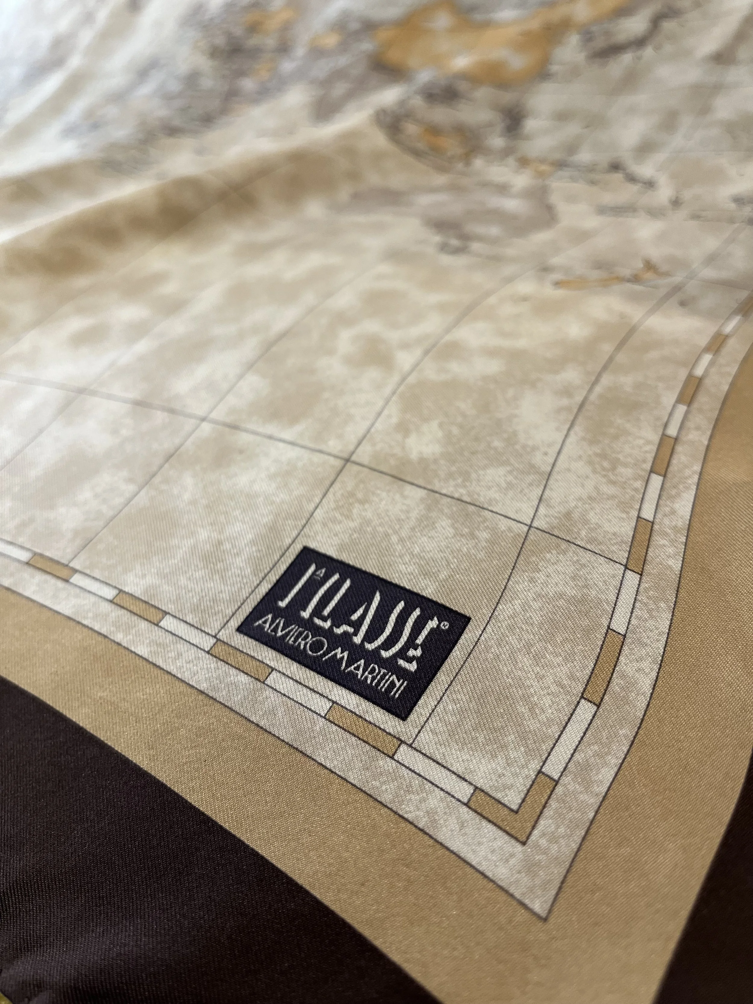 Pañuelo vintage de seda de Alviero Martini años 90 made in italy