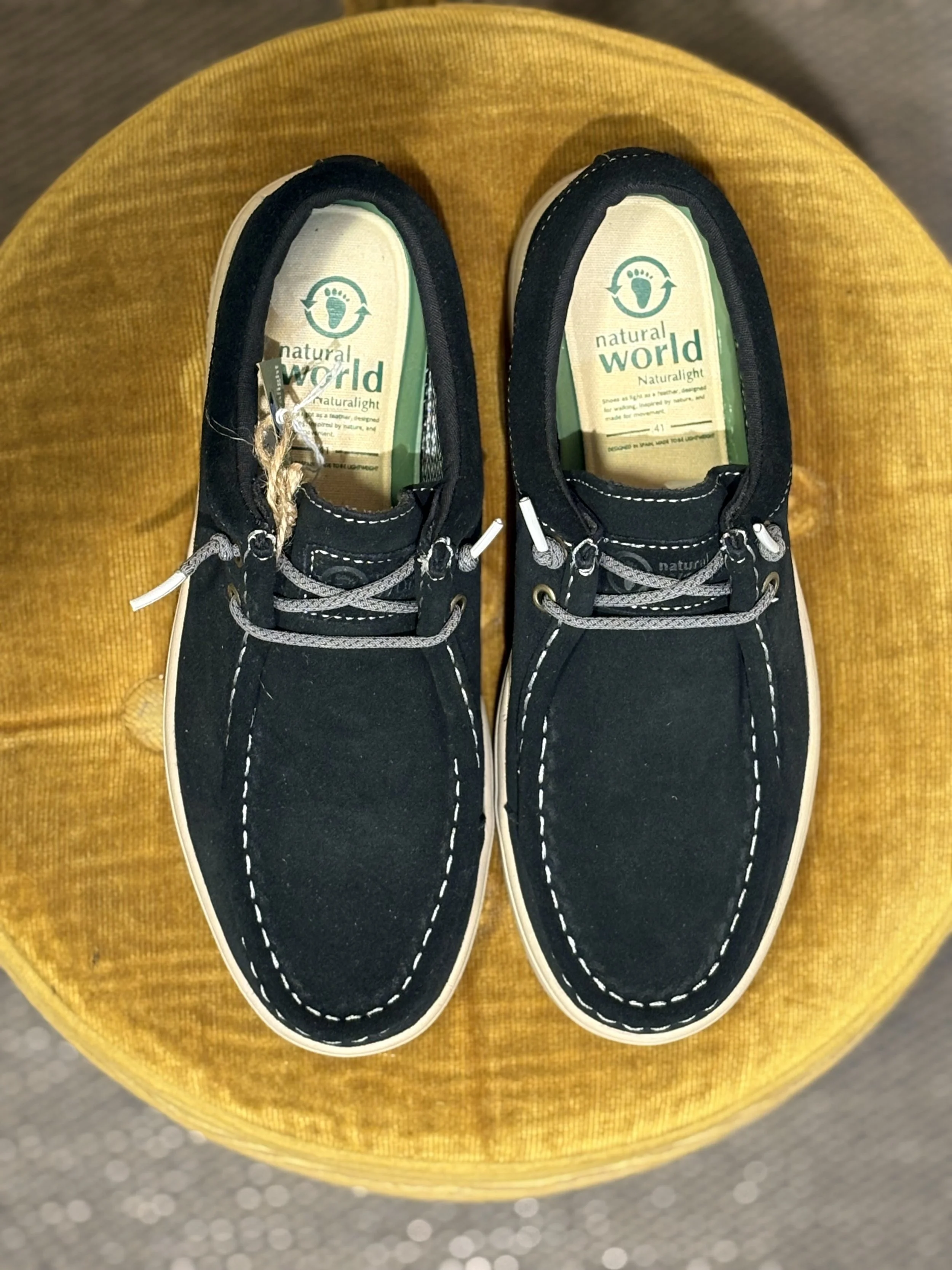 Zapatos Wallabe Mazama de Natural World en piel serraje de color negro repelentes al agua y suela eva super ligera