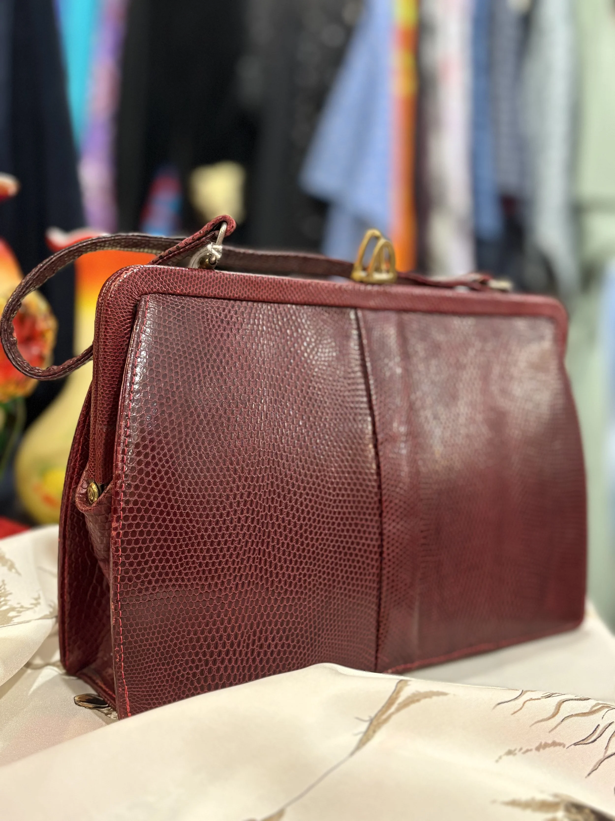 Bolso vintage de Mappin & Webb de piel de lagarto burdeos años 50