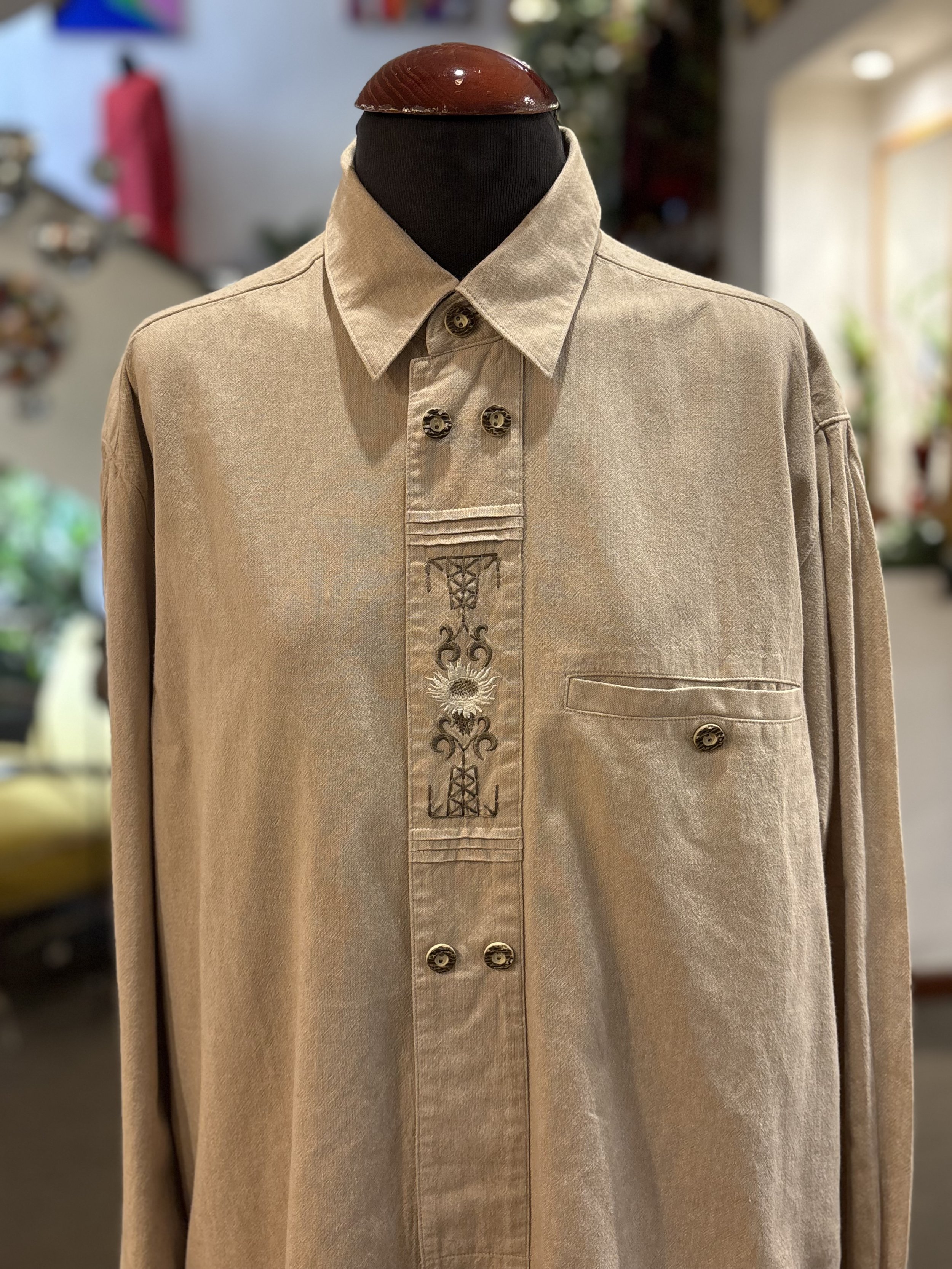 Camisa vintage tirolesa de Alpenland en beige oscuro con bordados