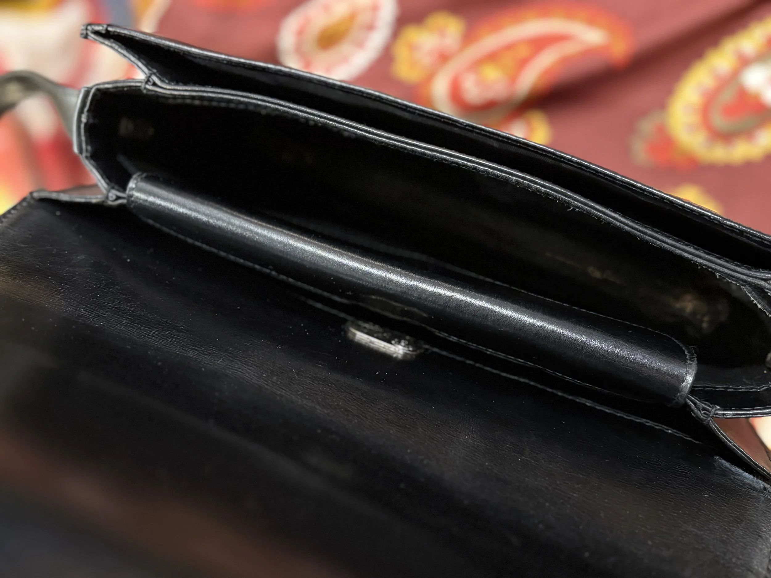 Bolso vintage Gucci estructurado de piel en color negro años 70/80 compartimentos interiores