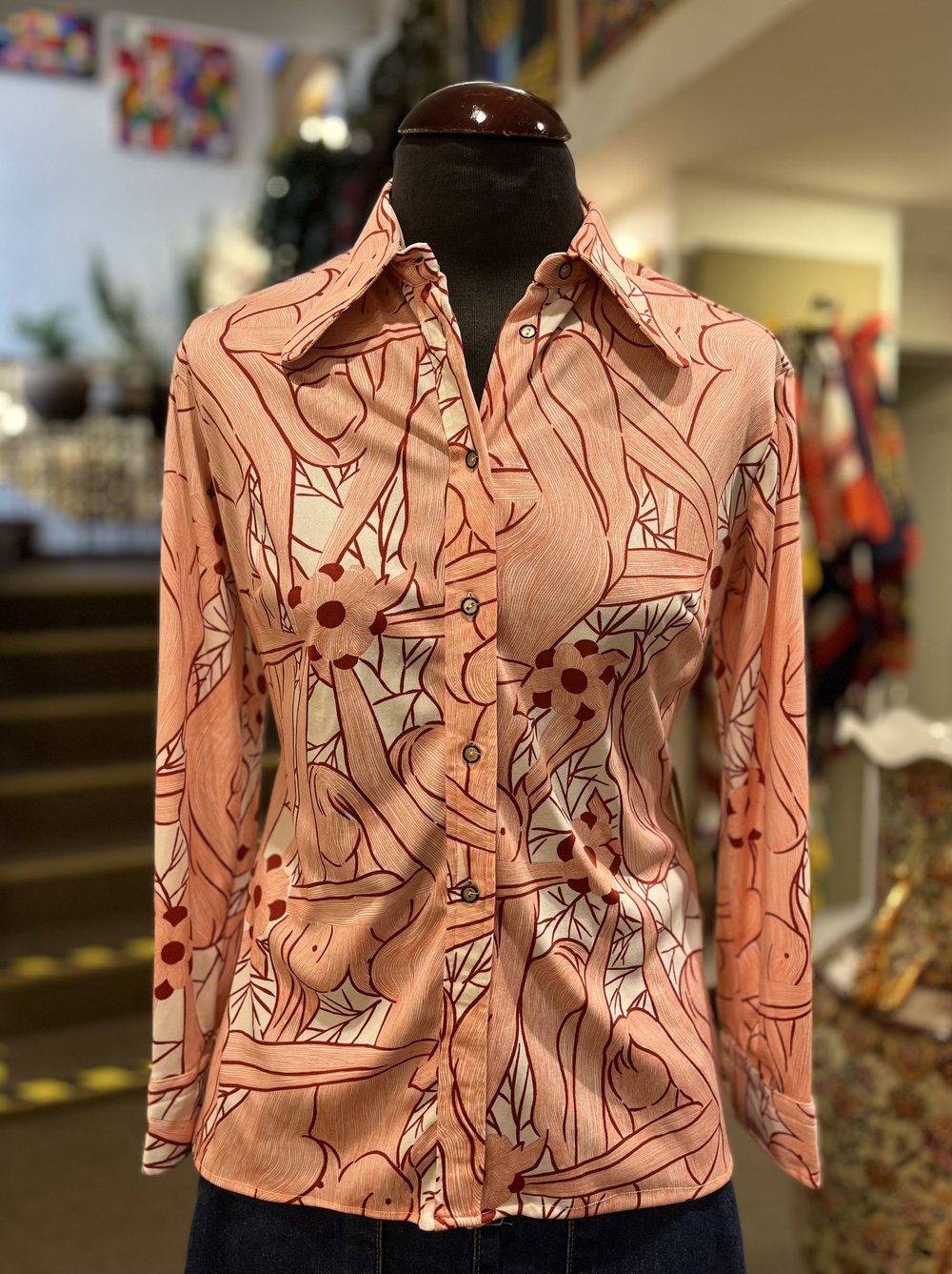 Camisa vintage de los años 70 estampado de flores y cuerpos de mujer  camisas de los años 70 — vintage coffee