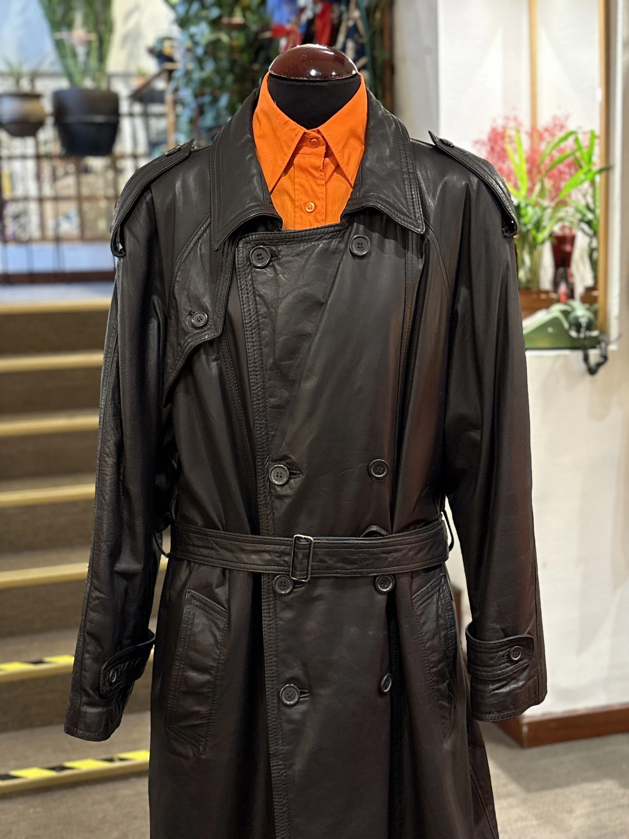 Gabardina trench vintage de piel de napa color negro años 80 made in germany