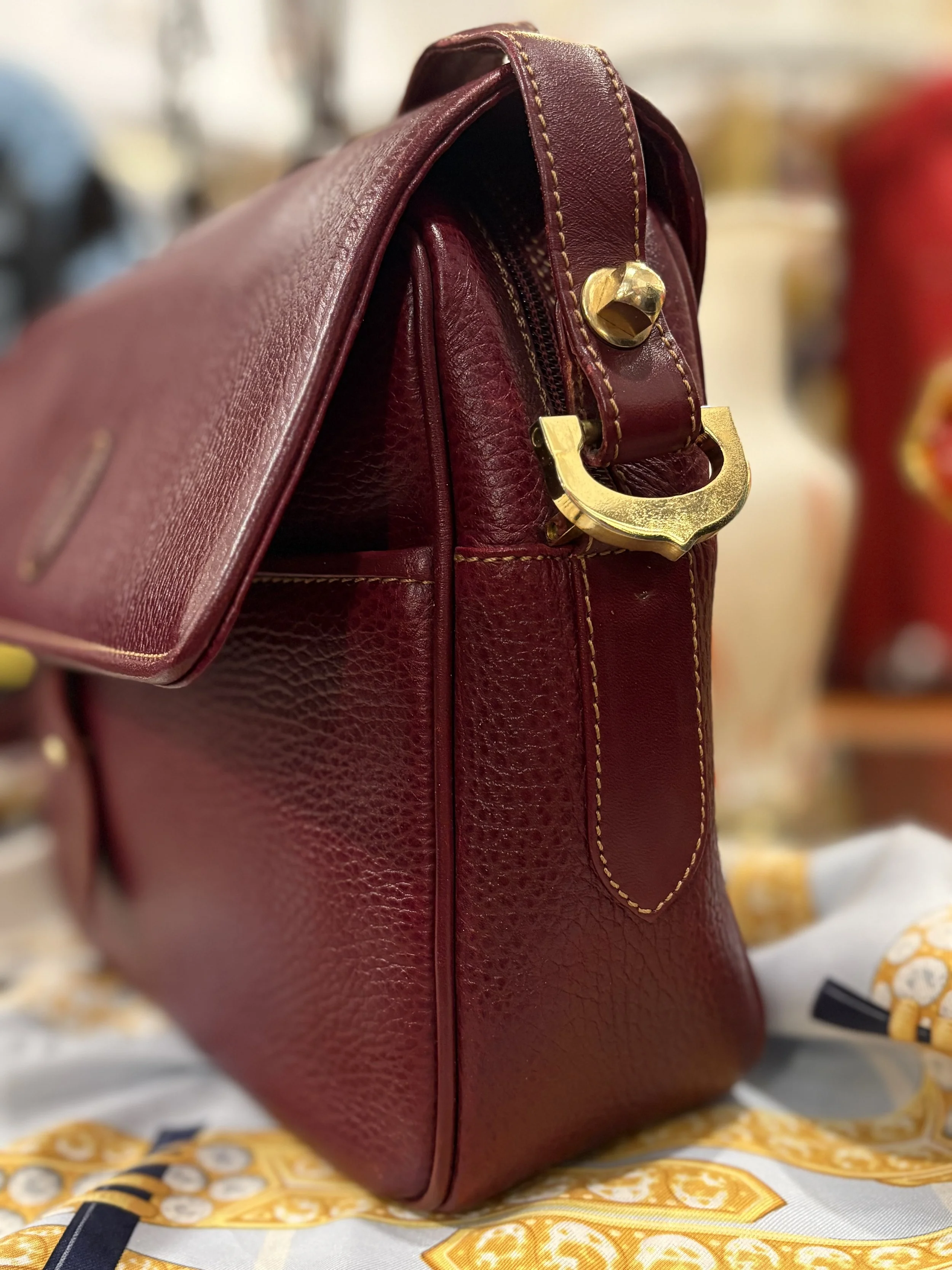 Bolso vintage de Cartier colección Must de Cartier en cuero granulado color burdeos años 80/90