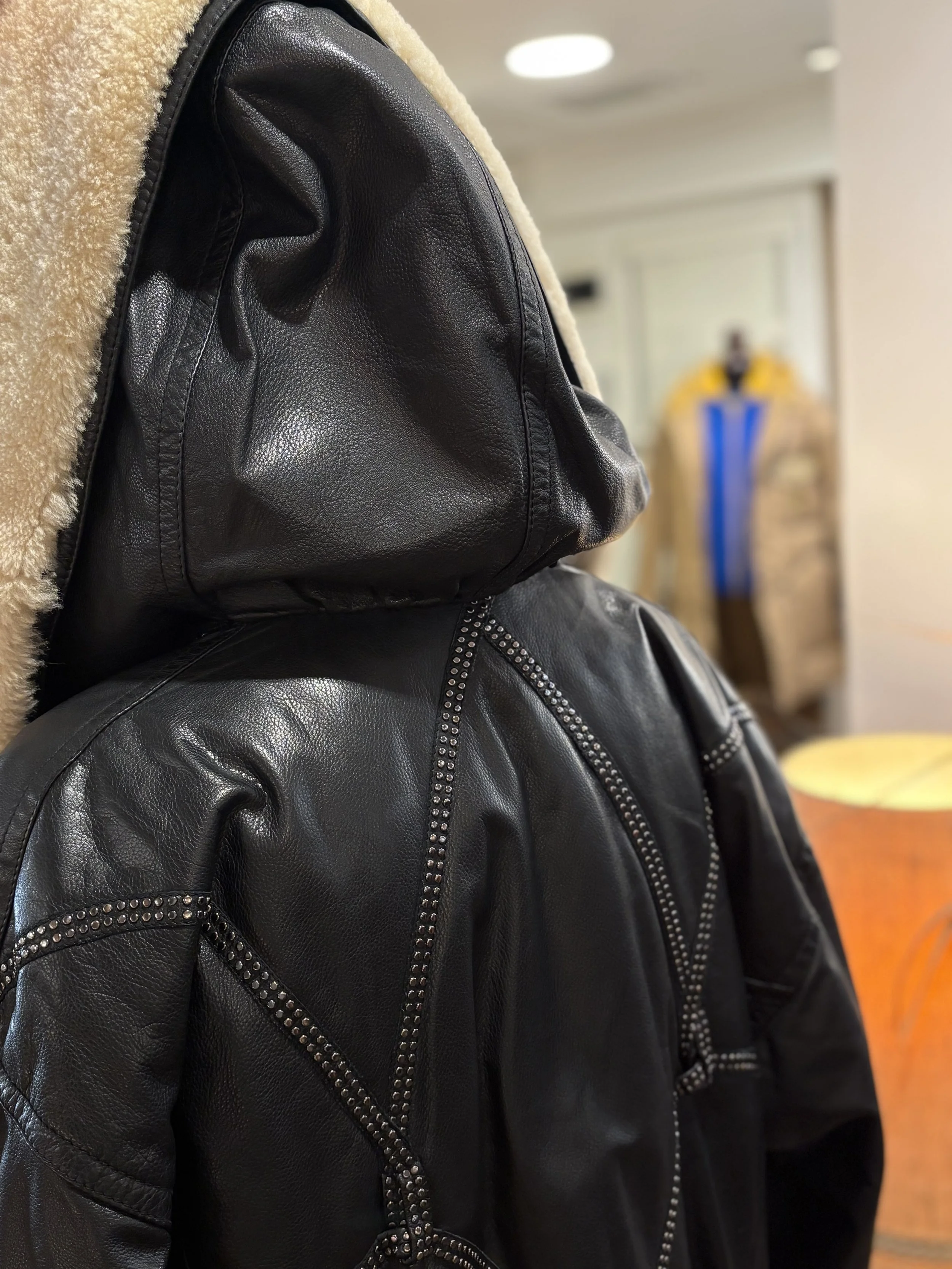 Pelliza vintage de piel vitello con capucha de borreguillo de los años 80/90 made in italy