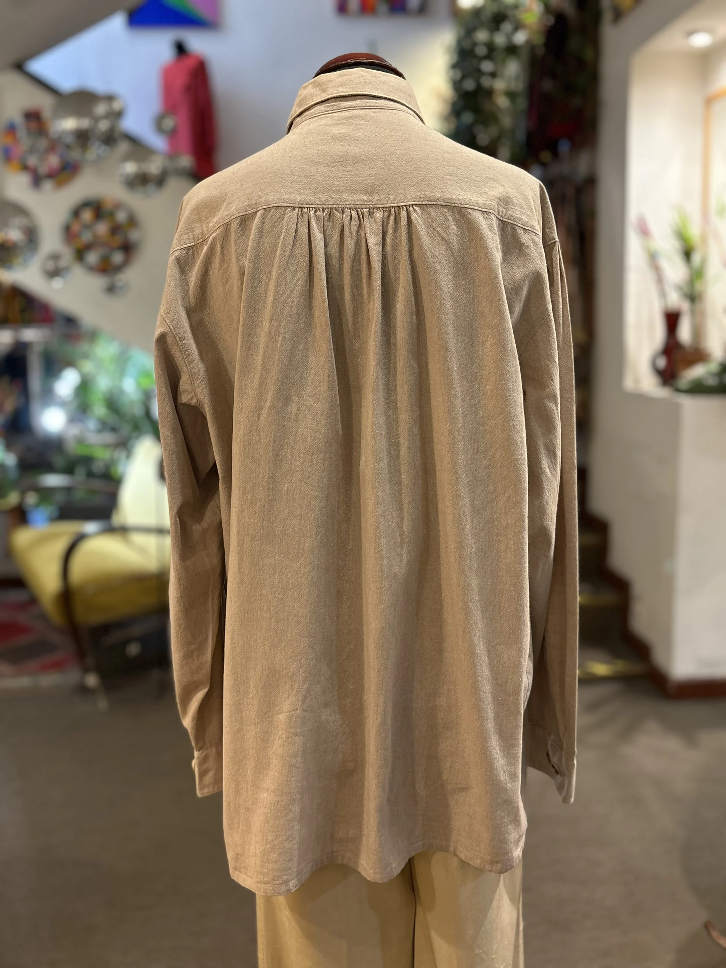 Camisa vintage tirolesa de Alpenland en beige oscuro con bordados y pliegues en hombros
