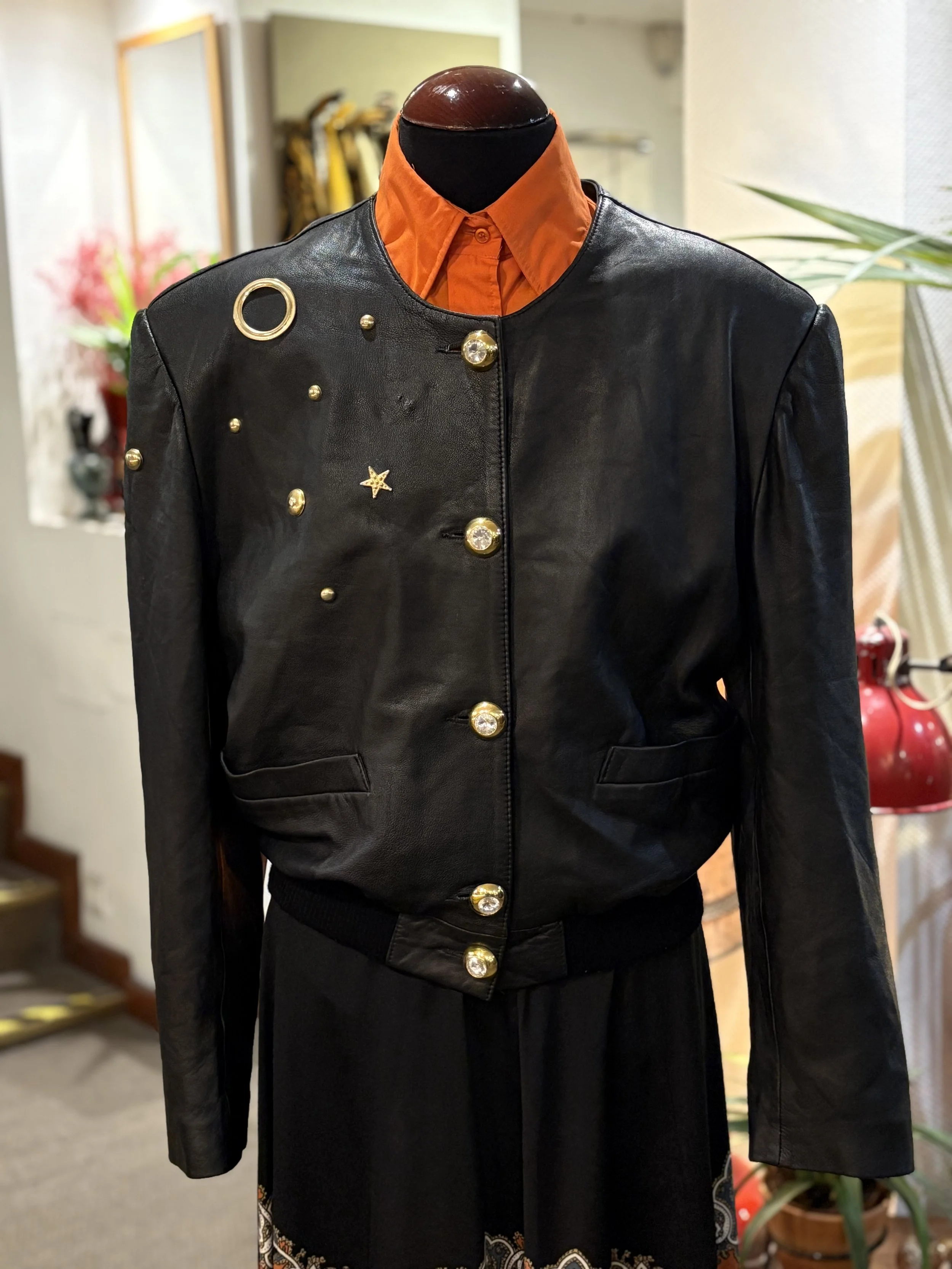 Chaqueta vintage de piel de napa con detalles dorados decorativos años 90