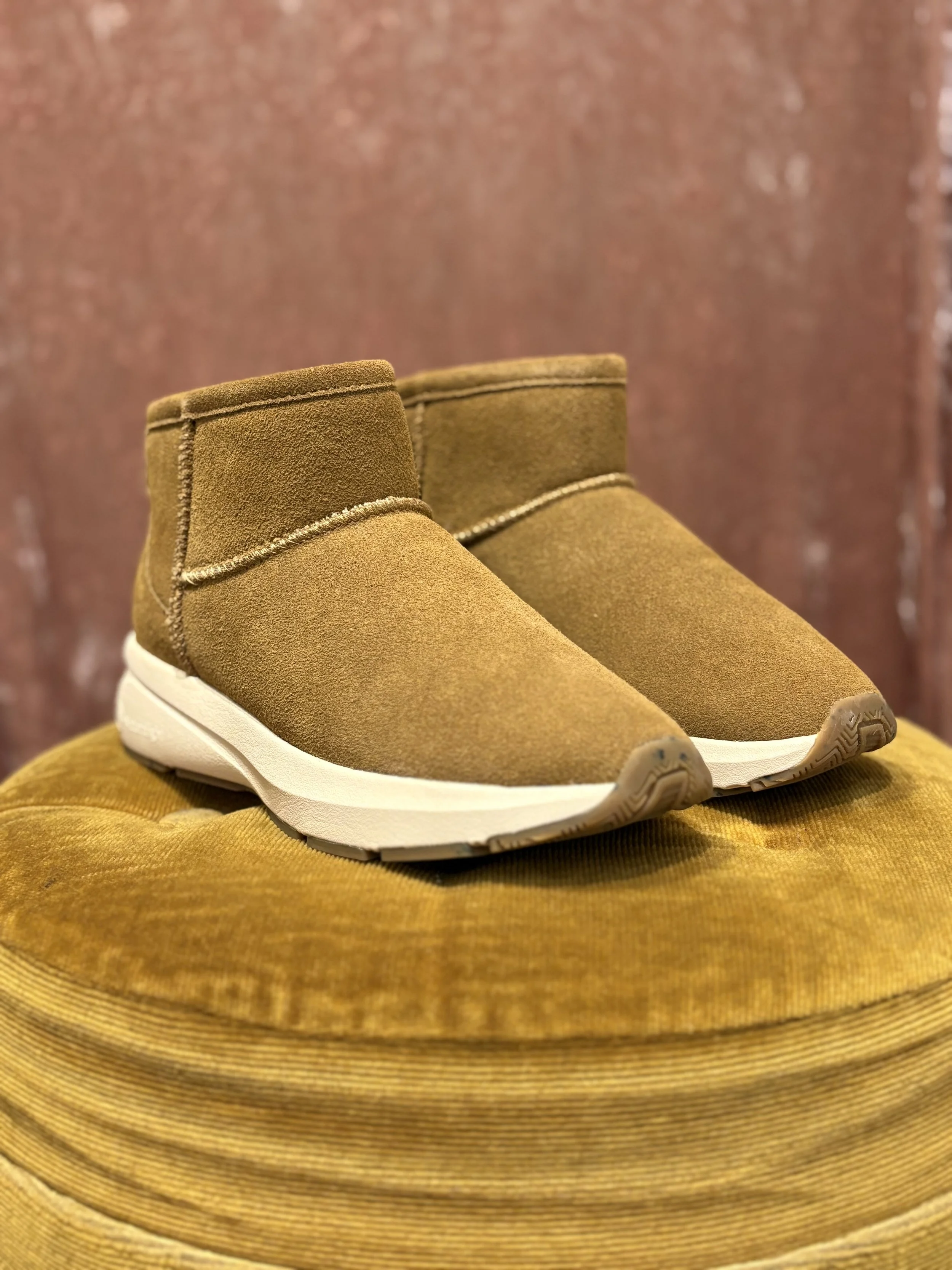 Botas Altai de Natural World piel de serraje color cuero o mostaza forro de lana natural suela antideslizante
