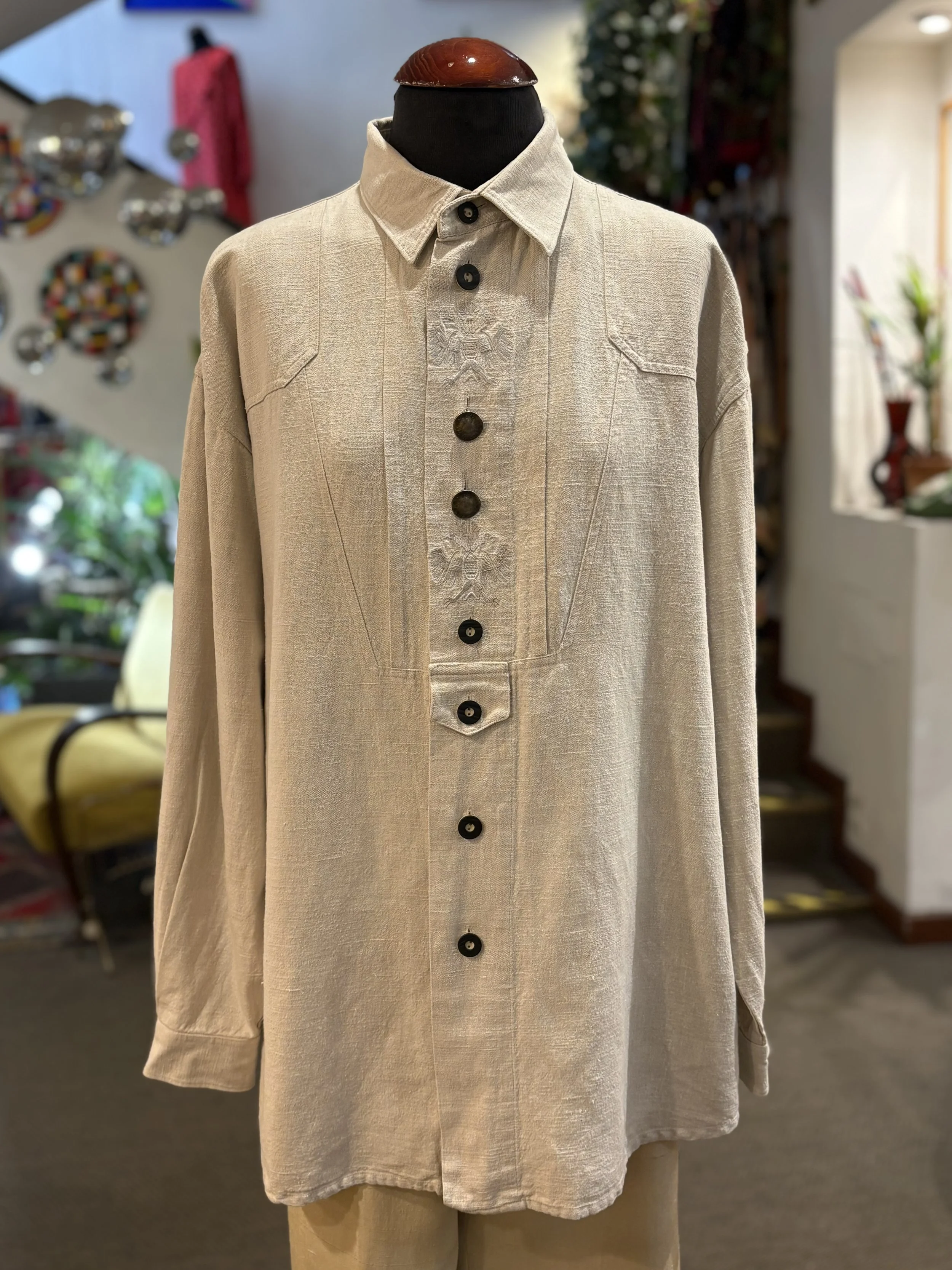 Camisa vintage tirolesa de Golo en beige con bordados mezcla de lino y algodon