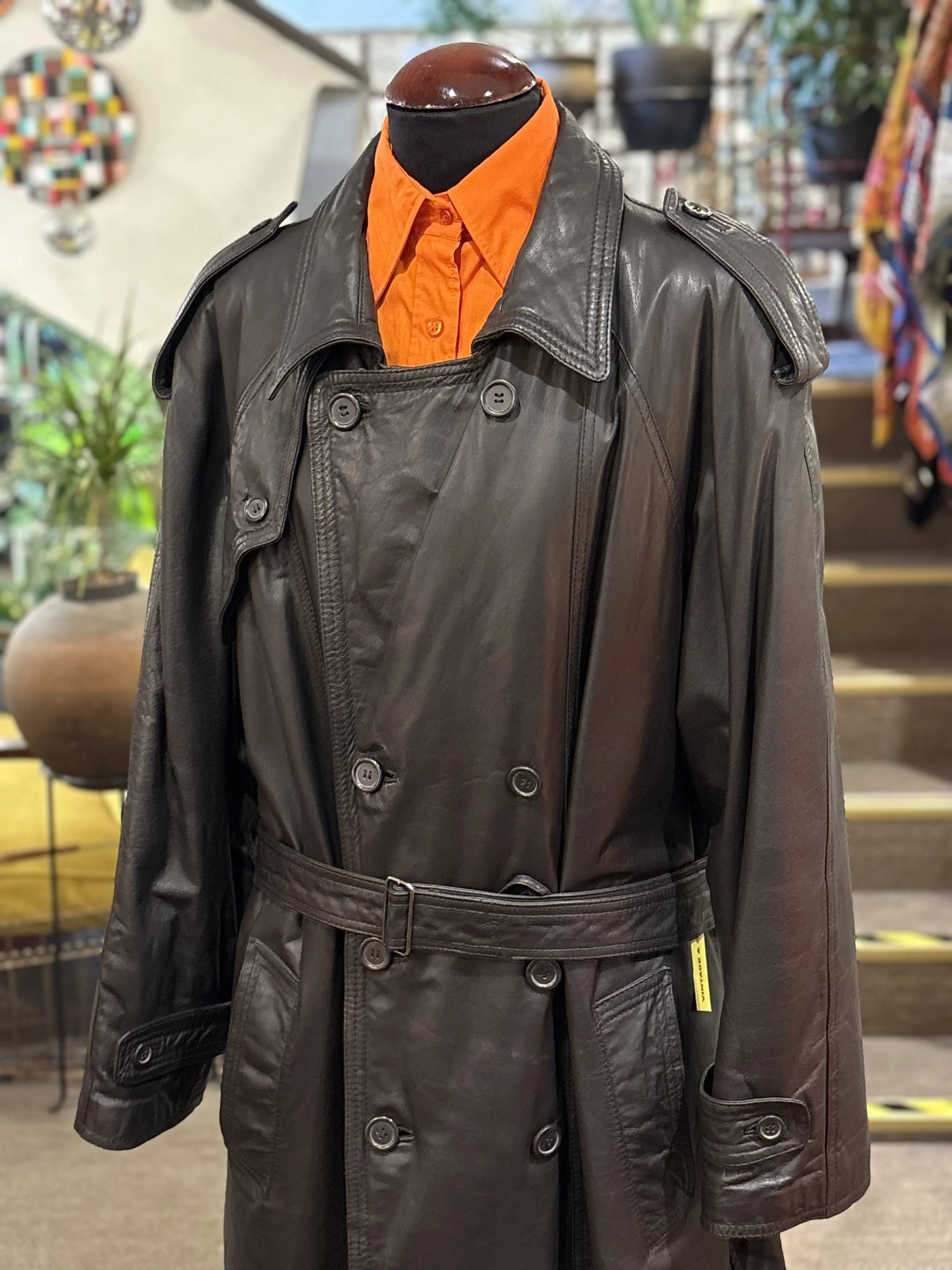 Gabardina trench vintage de piel de napa color negro años 80 made in germany