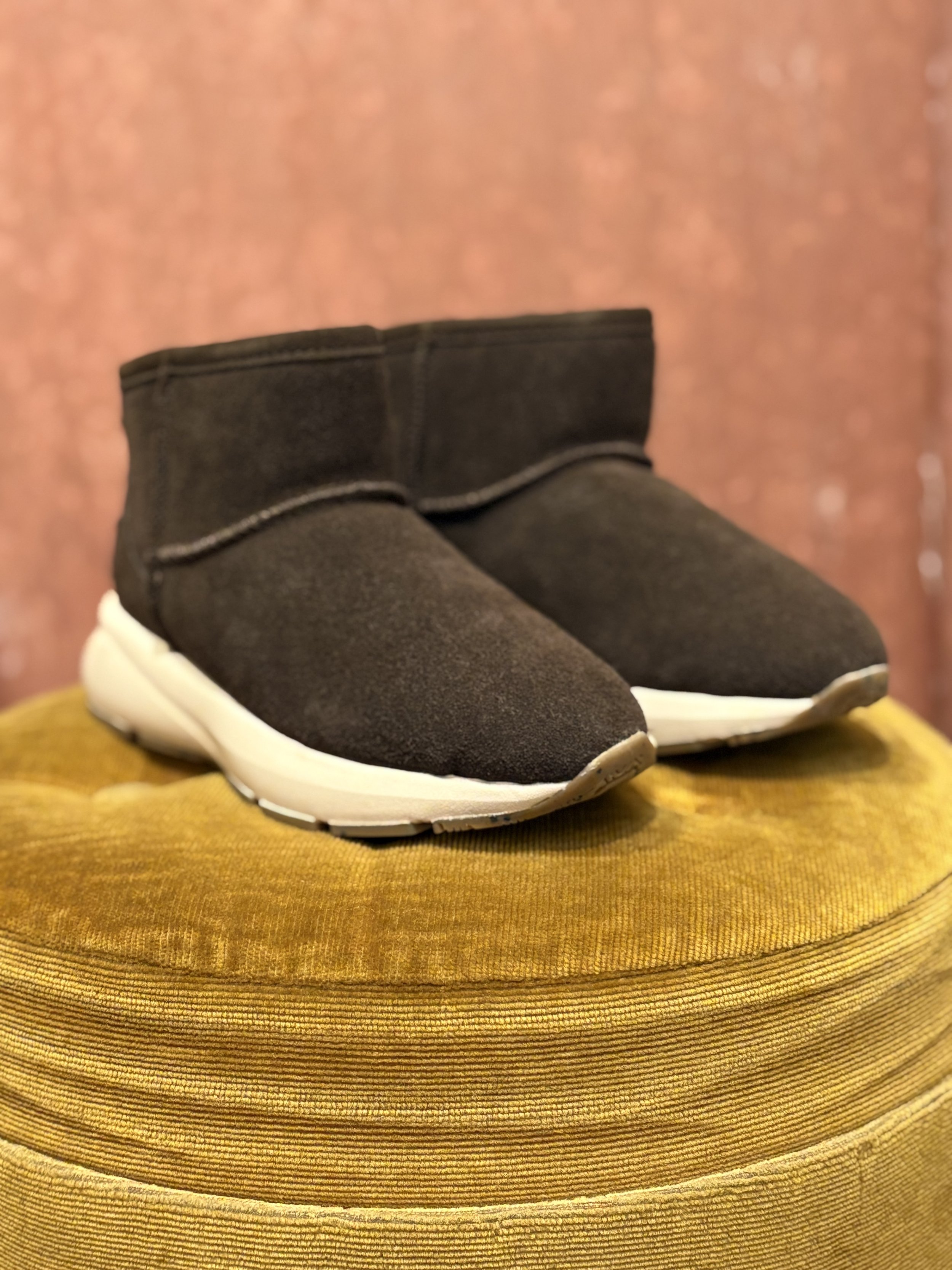 Botas Altai de Natural World piel de serraje color marrón forro de lana natural suela antideslizante