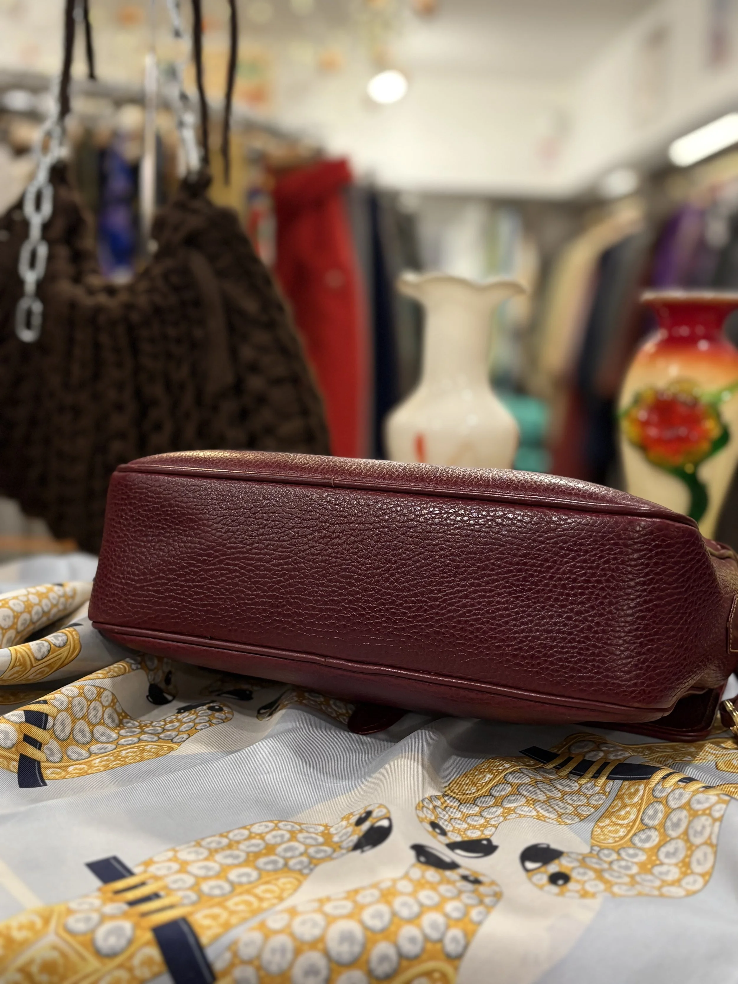 Bolso vintage de Cartier colección Must de Cartier en cuero granulado color burdeos años 80/90