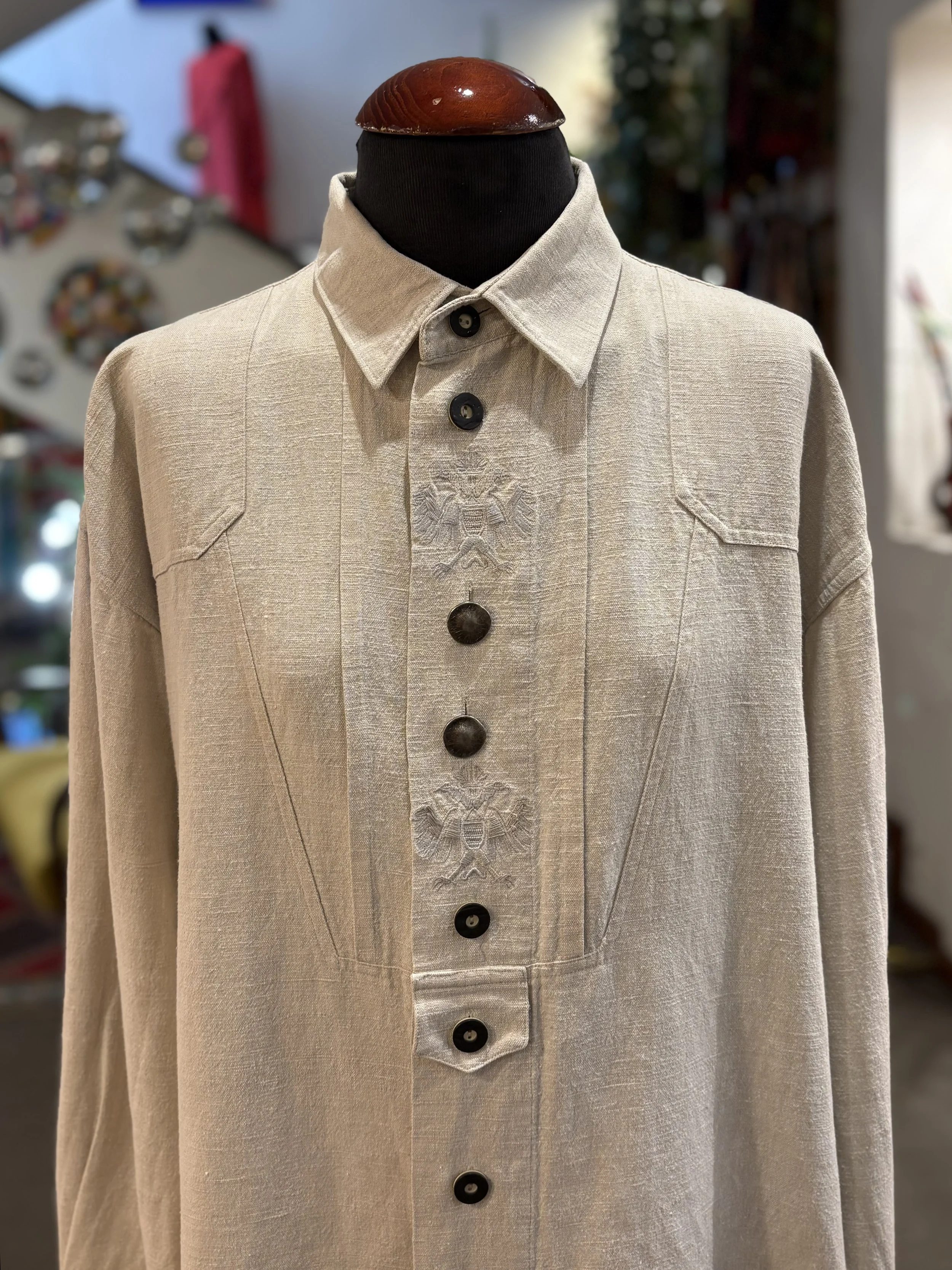 Camisa vintage tirolesa de Golo en beige con bordados mezcla de lino y algodon