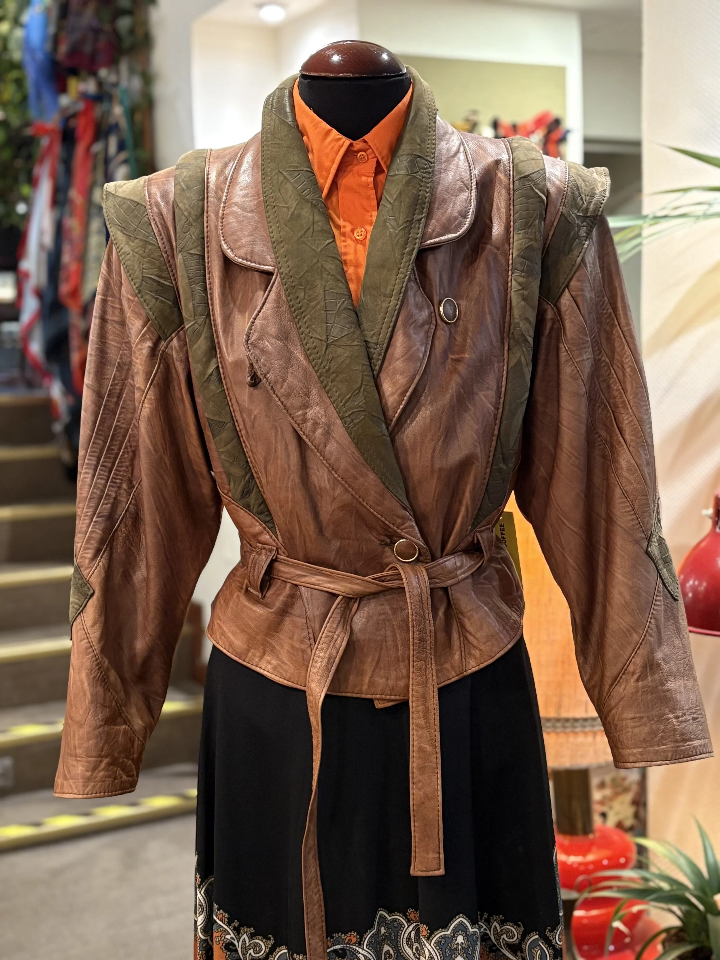 Chaqueta vintage de piel con hombreras años 80 made in italy