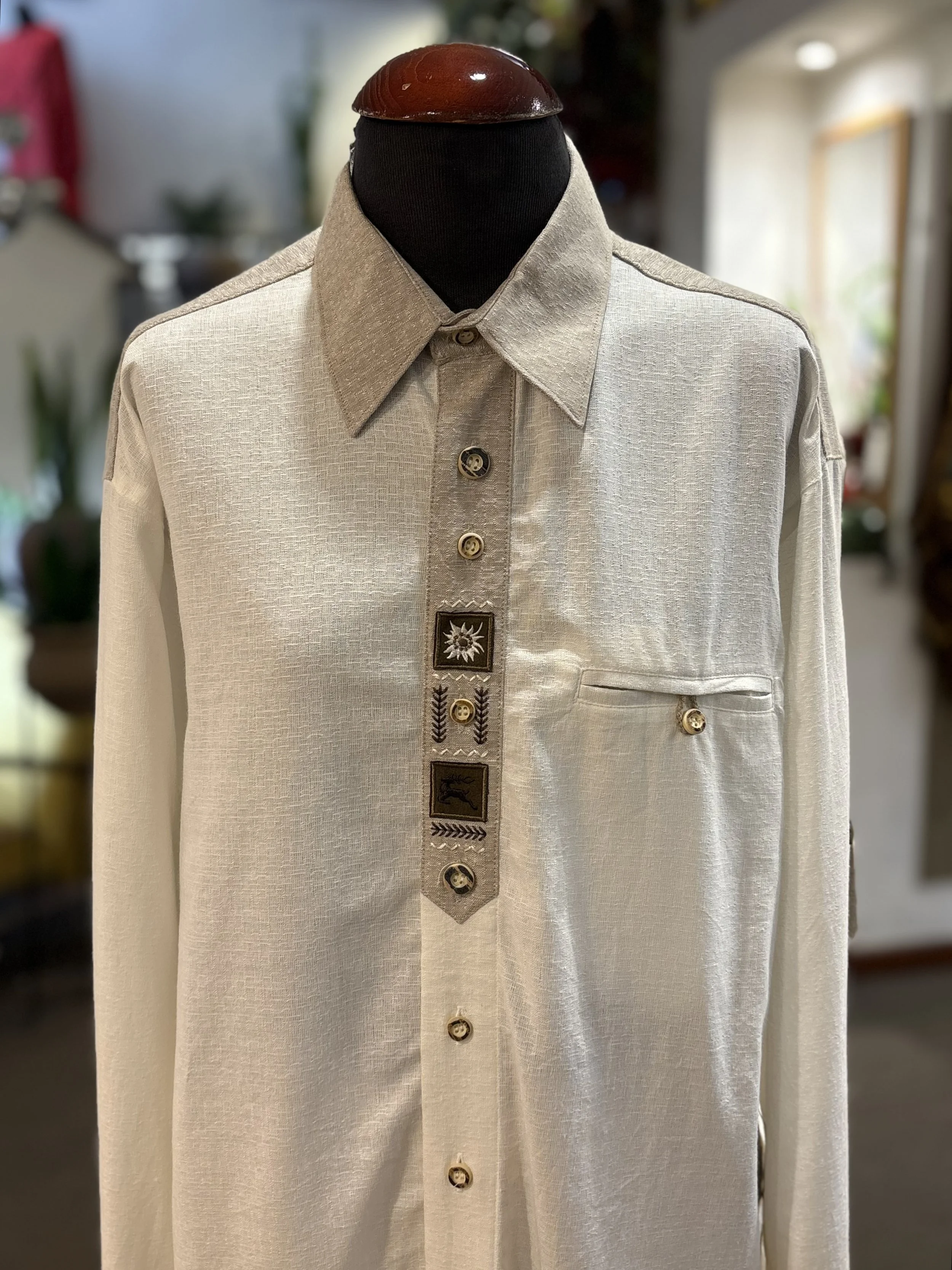 Camisa vintage tirolesa de Distler en blanco roto con bordados 100% algodon