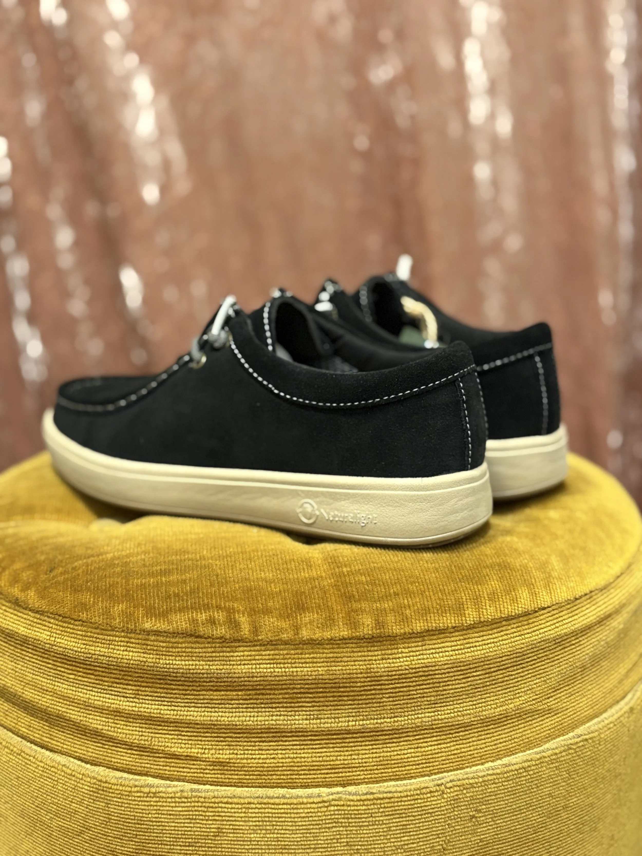 Zapatos Wallabe Mazama de Natural World en piel serraje de color negro repelentes al agua y suela eva super ligera