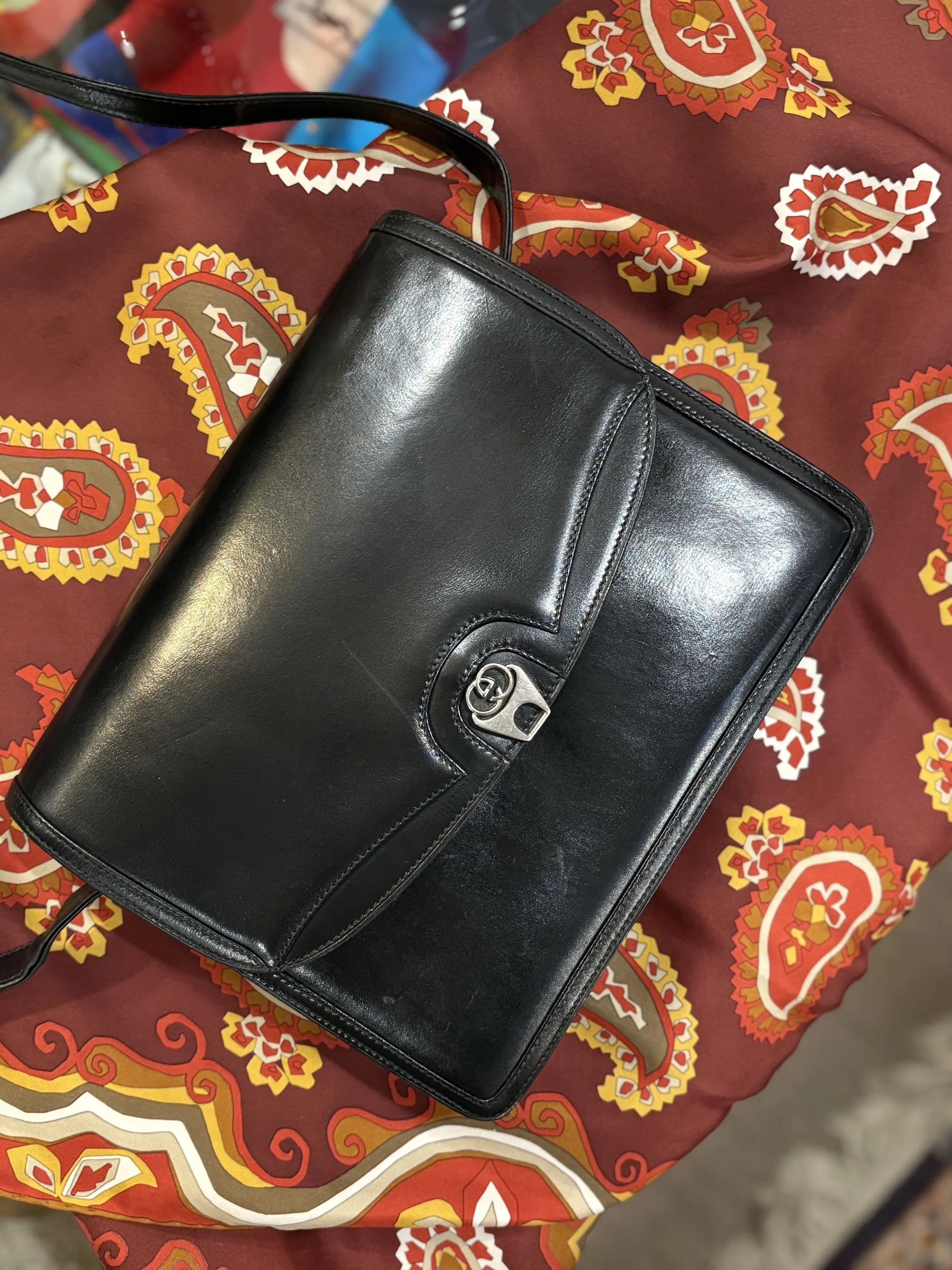 Bolso vintage Gucci estructurado de piel en color negro años 70/80 con cierre imantado