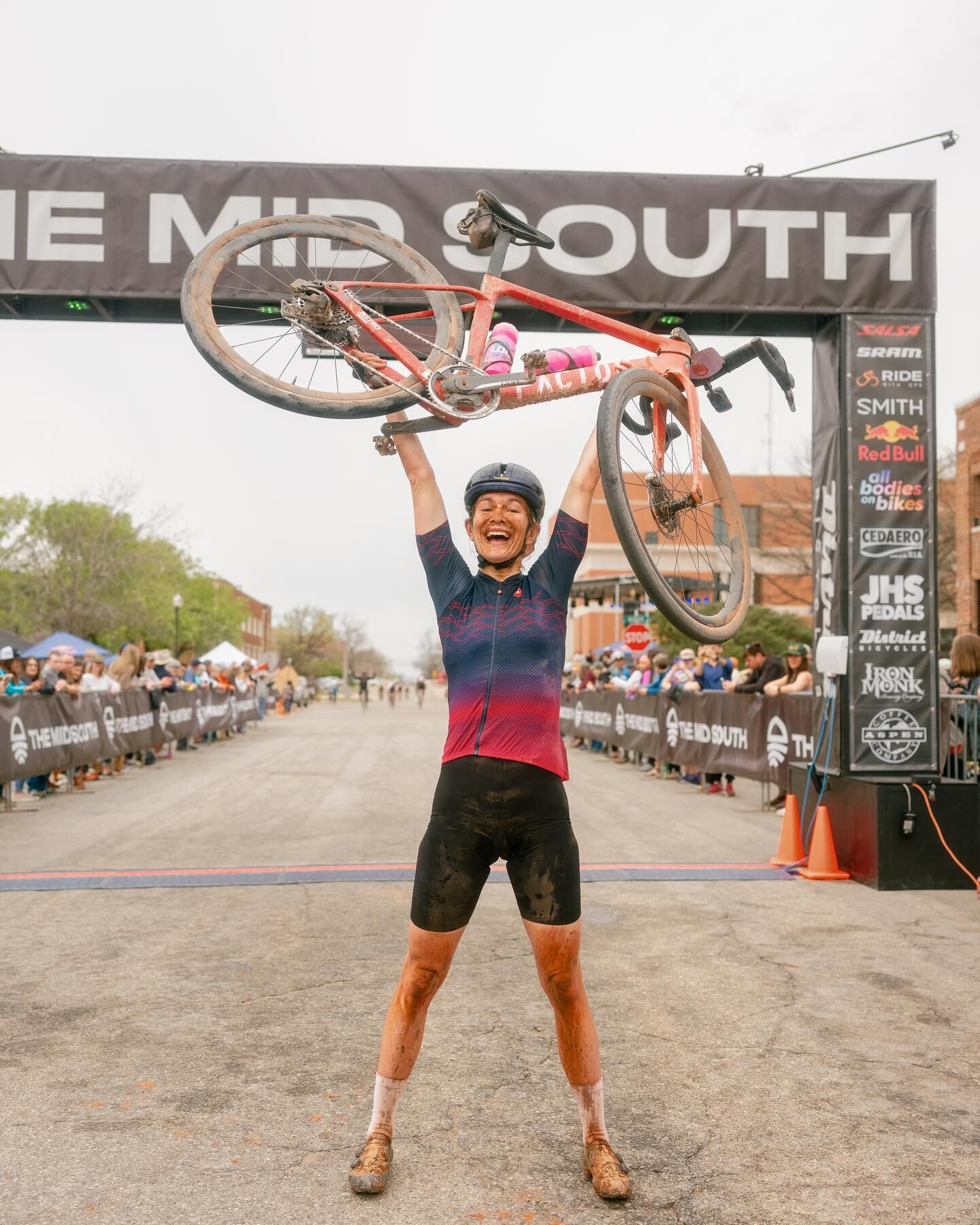 Three cheers for our three time women&rsquo;s 100 mile champion @laurenissima 🙌🏼 @jzrinehart takes second and @caroline.wre takes third in the women&rsquo;s 100 mile race! 💥

Photos by @jaceyraesikesphoto @_joshuawstrong @roszko @gwilliees 📸